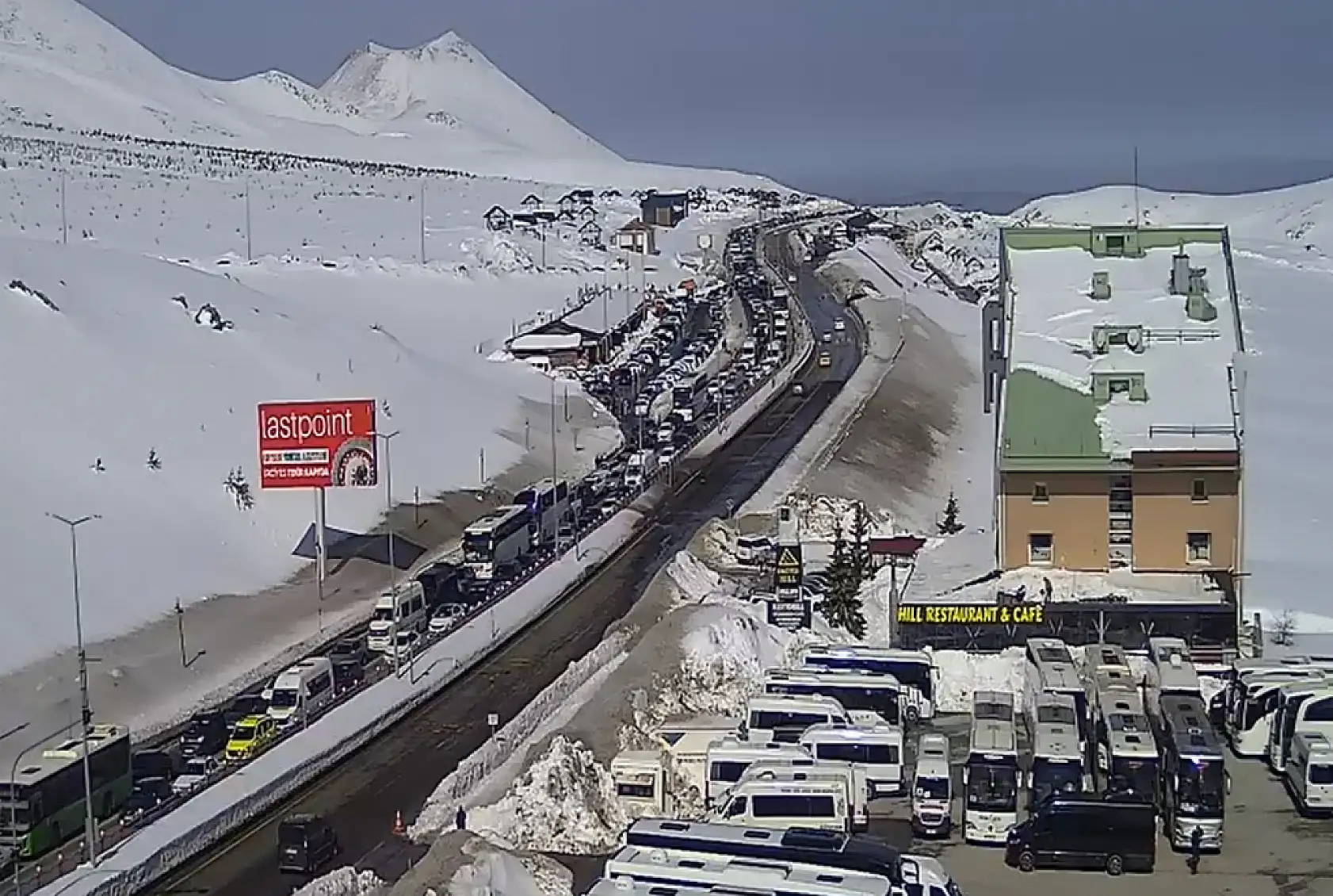 Erciyes'e akın var: Trafik kilitlendi kuyruklar metrelerce uzadı!