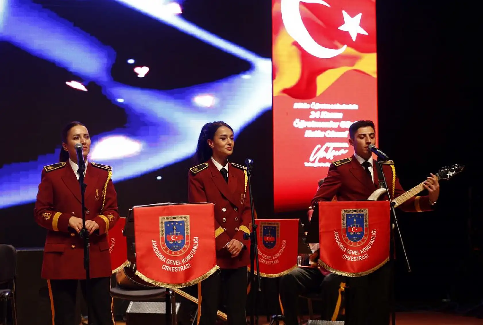 Öğretmenler için sahne aldılar