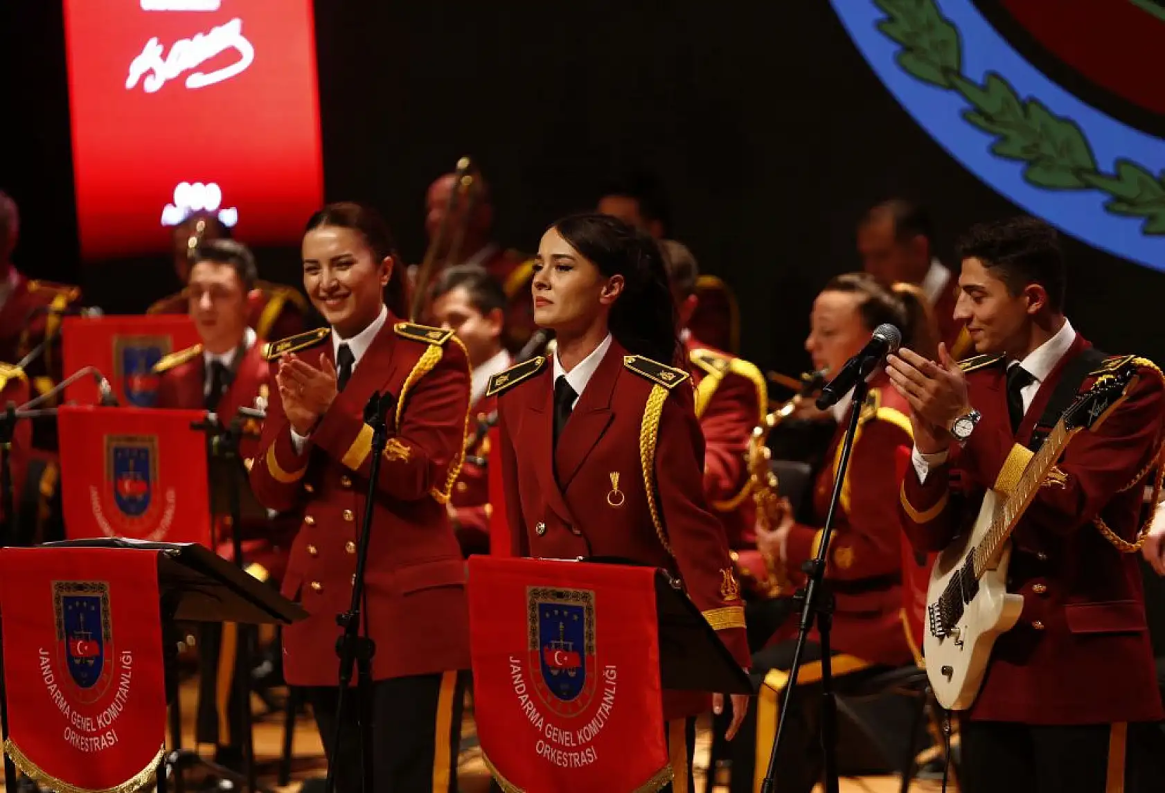 Öğretmenler için sahne aldılar