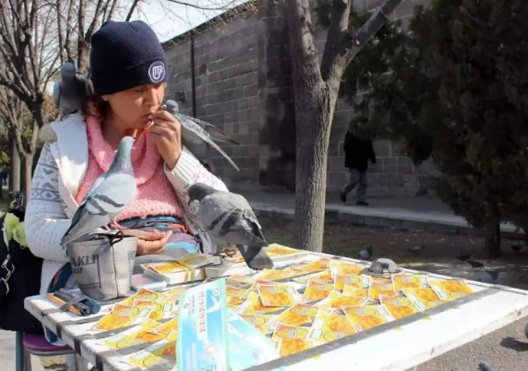 30 yıl önce gazinolarda şarkı söylüyordu – Şimdi Kayseri meydanında piyango bileti satıyor!