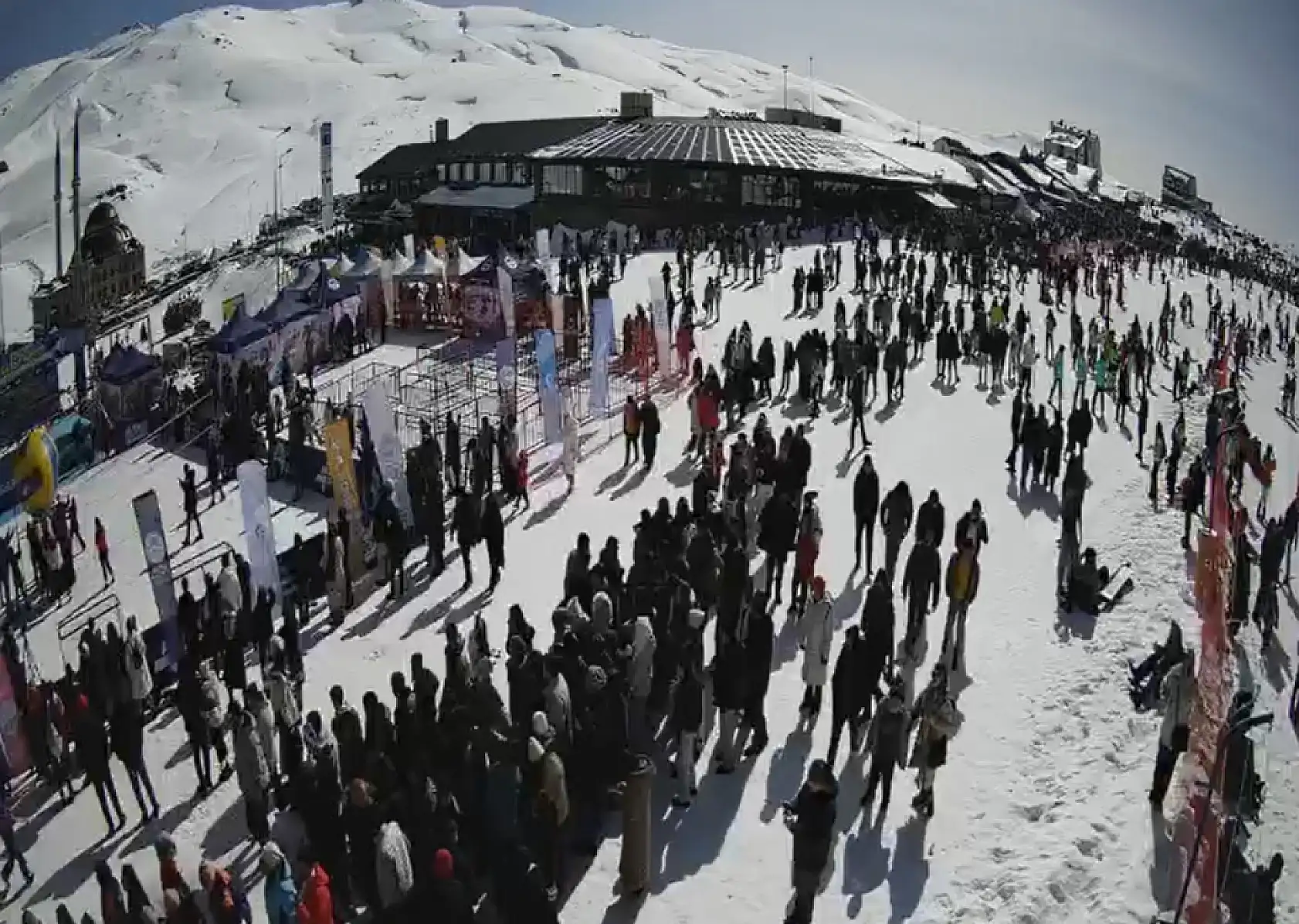 Erciyes'e akın var: Trafik kilitlendi kuyruklar metrelerce uzadı!
