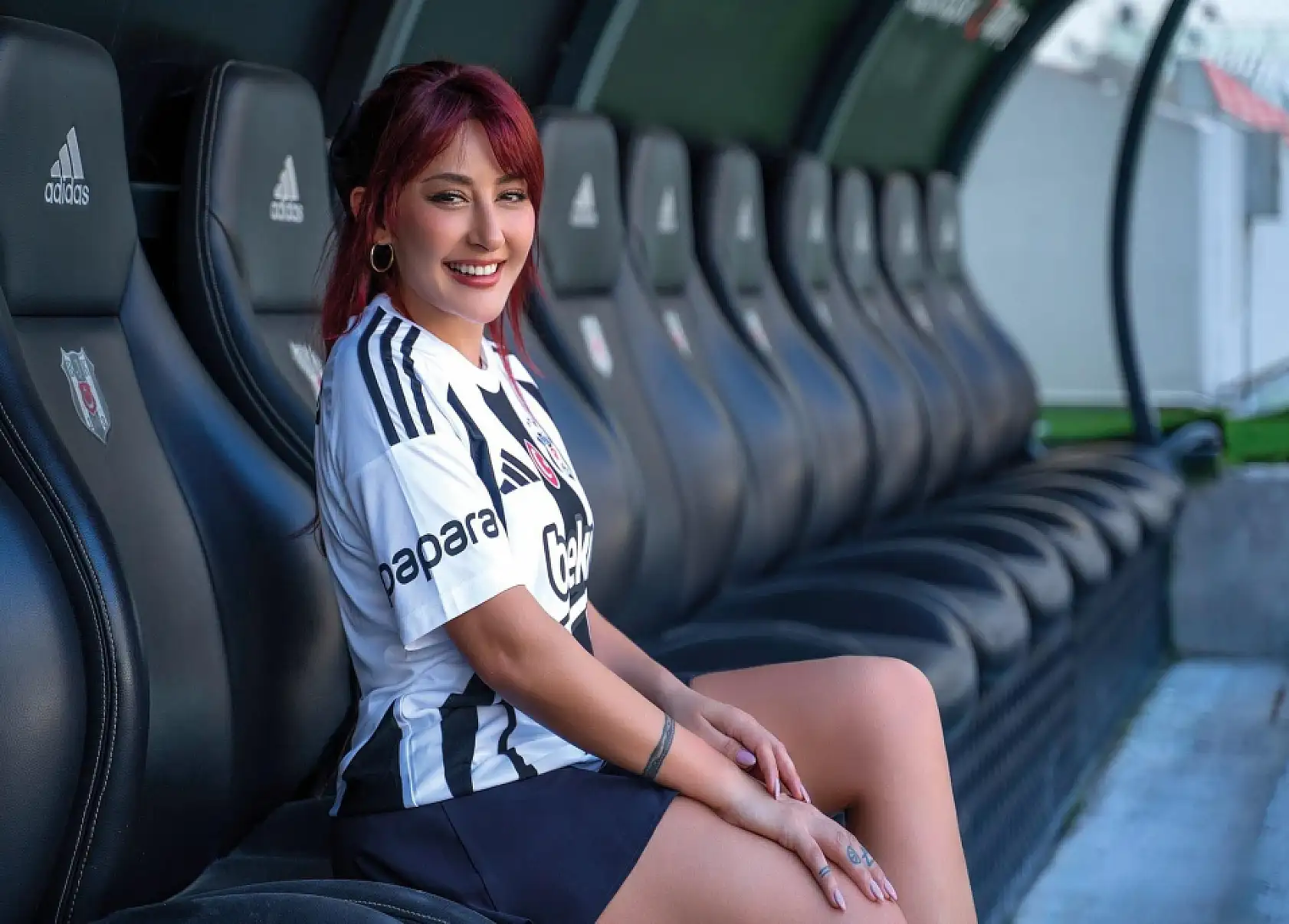 Kayserili sanatçı bakın hangi takımın forması ile poz verdi?