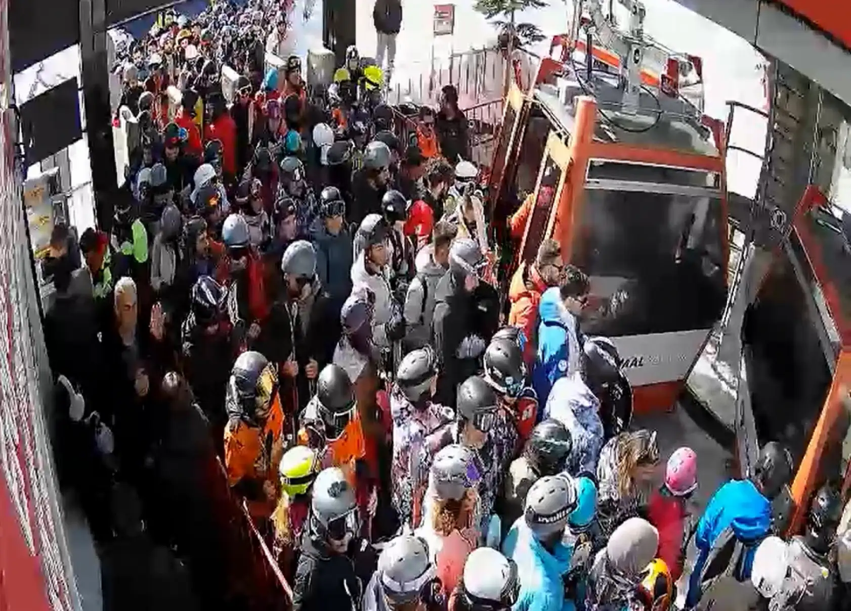 Erciyes'e akın var: Trafik kilitlendi kuyruklar metrelerce uzadı!