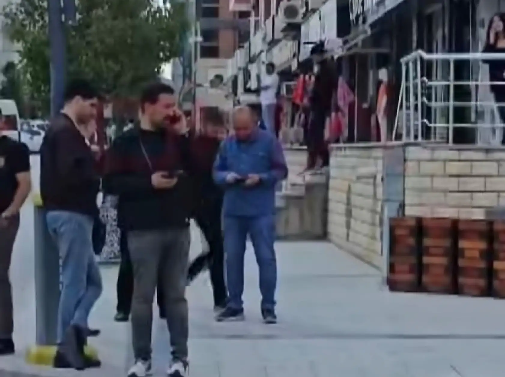 5.2'lik sarsıntı sonrası panik anları: Görüntüler peş peşe geliyor!