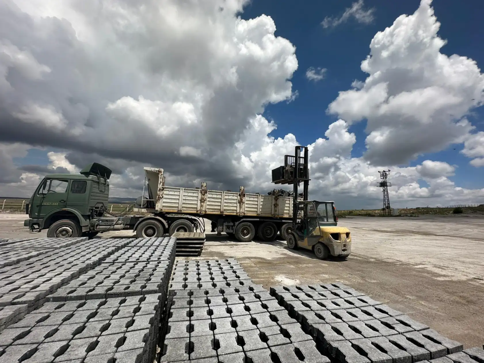 Kırsal yollara 108,9 milyon TL'lik kilitli parke döşendi