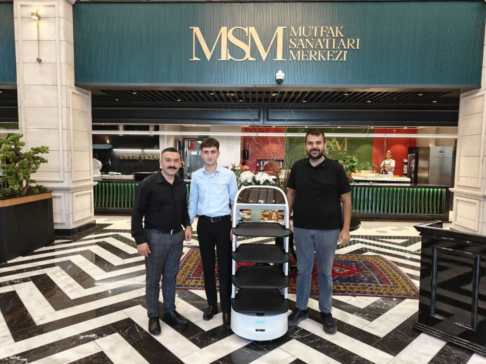 Kayseri'de MSM teknolojiye koşuyor: Robot garson iş başında!