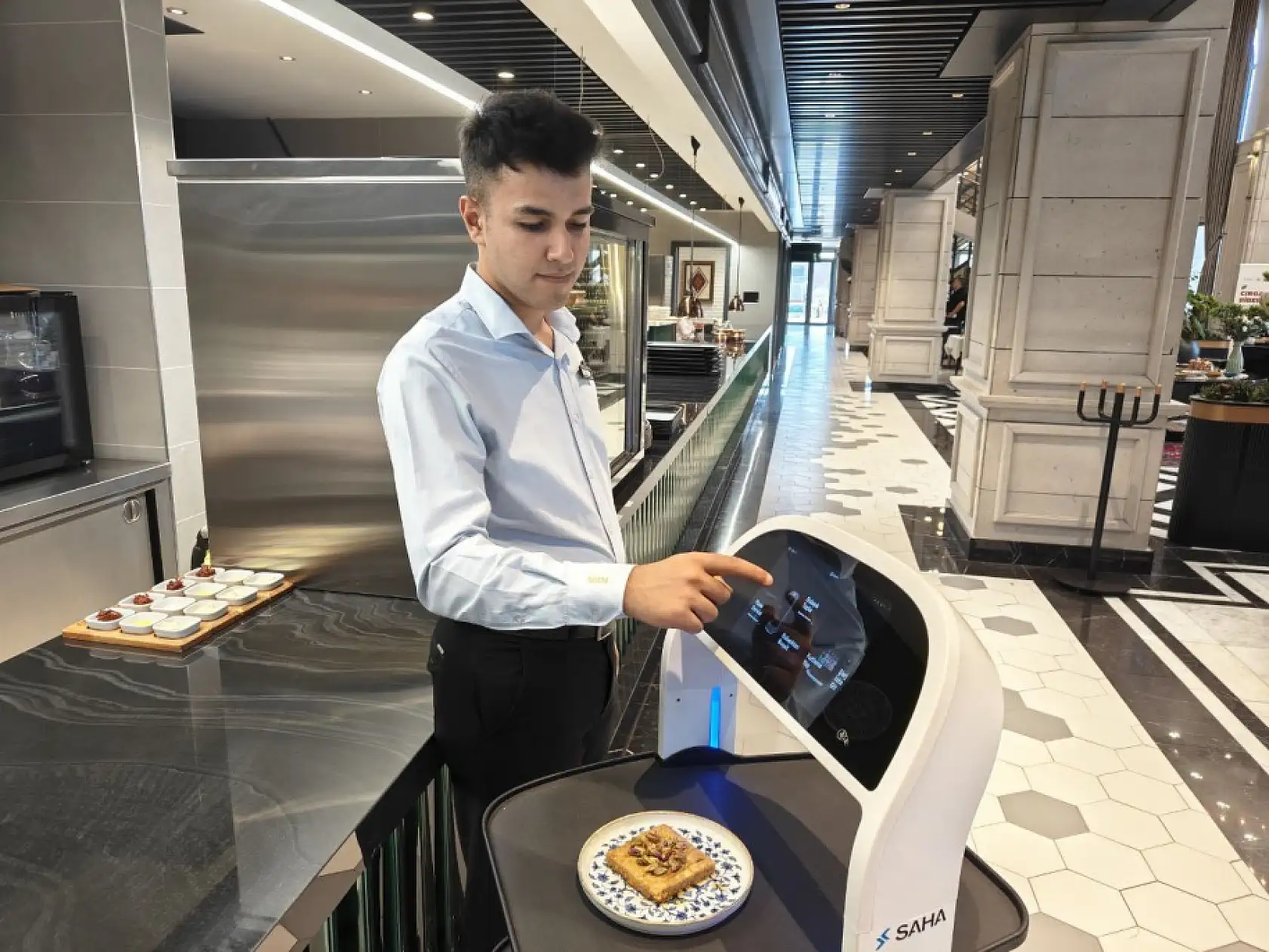 Kayseri'de MSM teknolojiye koşuyor: Robot garson iş başında!