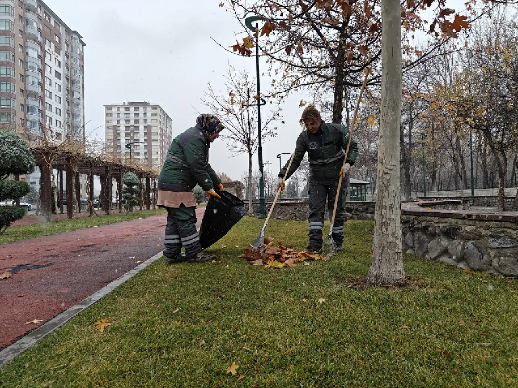Kocasinan'da parklara kadın eli değiyor