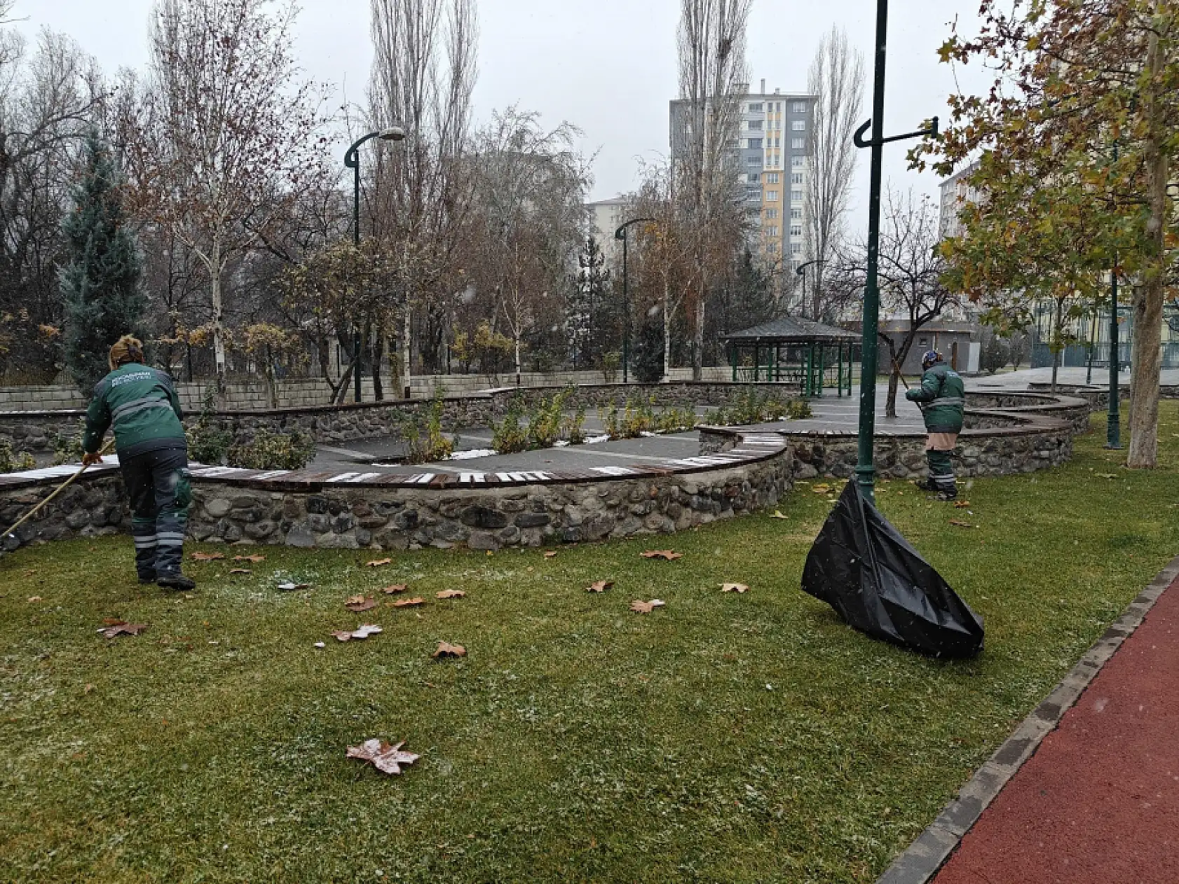 Kocasinan'da parklara kadın eli değiyor