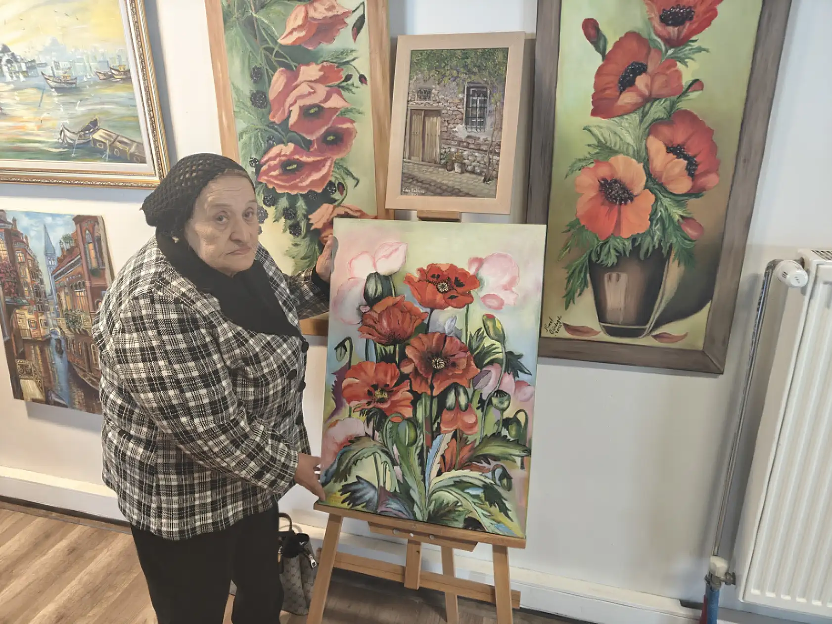Kayseri'de 80 yaşındaki kadın 25 yıllık sanat sevgisini sürdürüyor