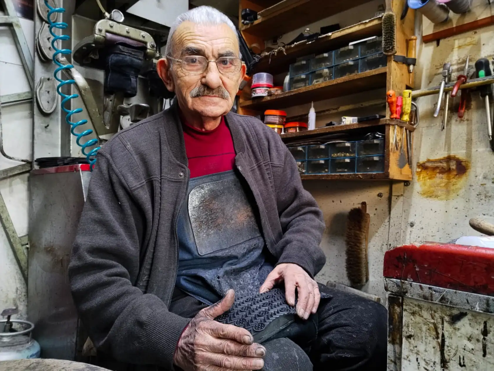 Kayseri'de kış ayakkabı tamirinde yoğunluk başladı