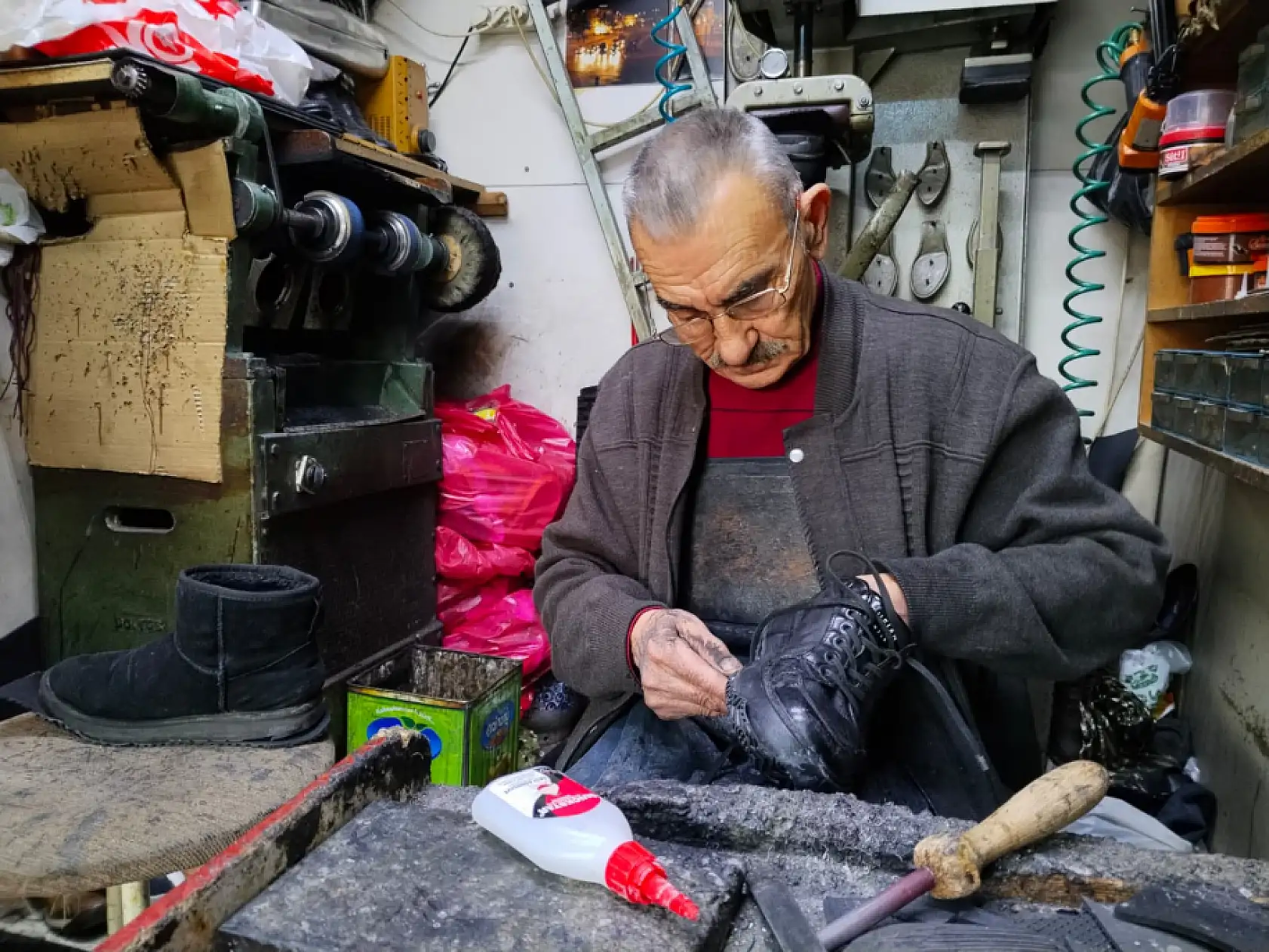 Kayseri'de kış ayakkabı tamirinde yoğunluk başladı