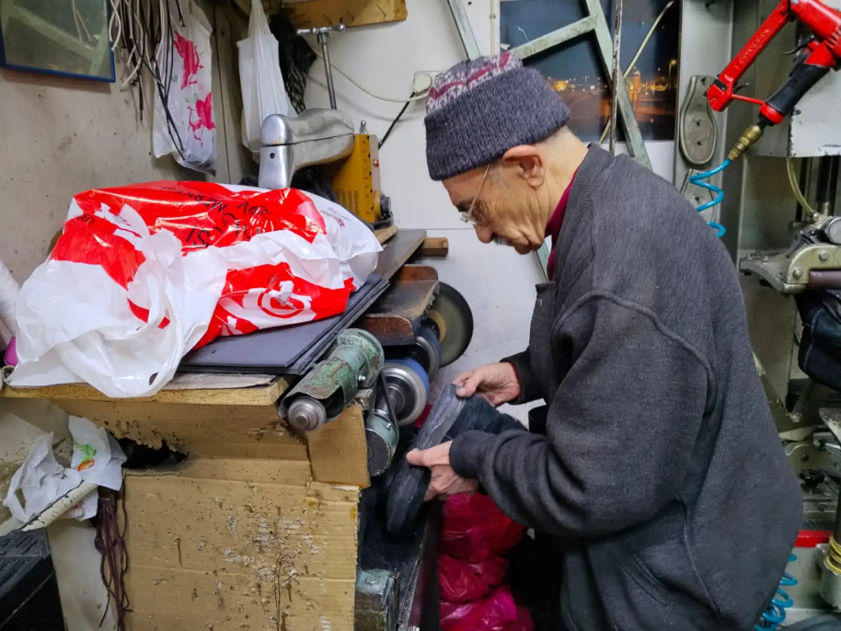 Kayseri'de kış ayakkabı tamirinde yoğunluk başladı