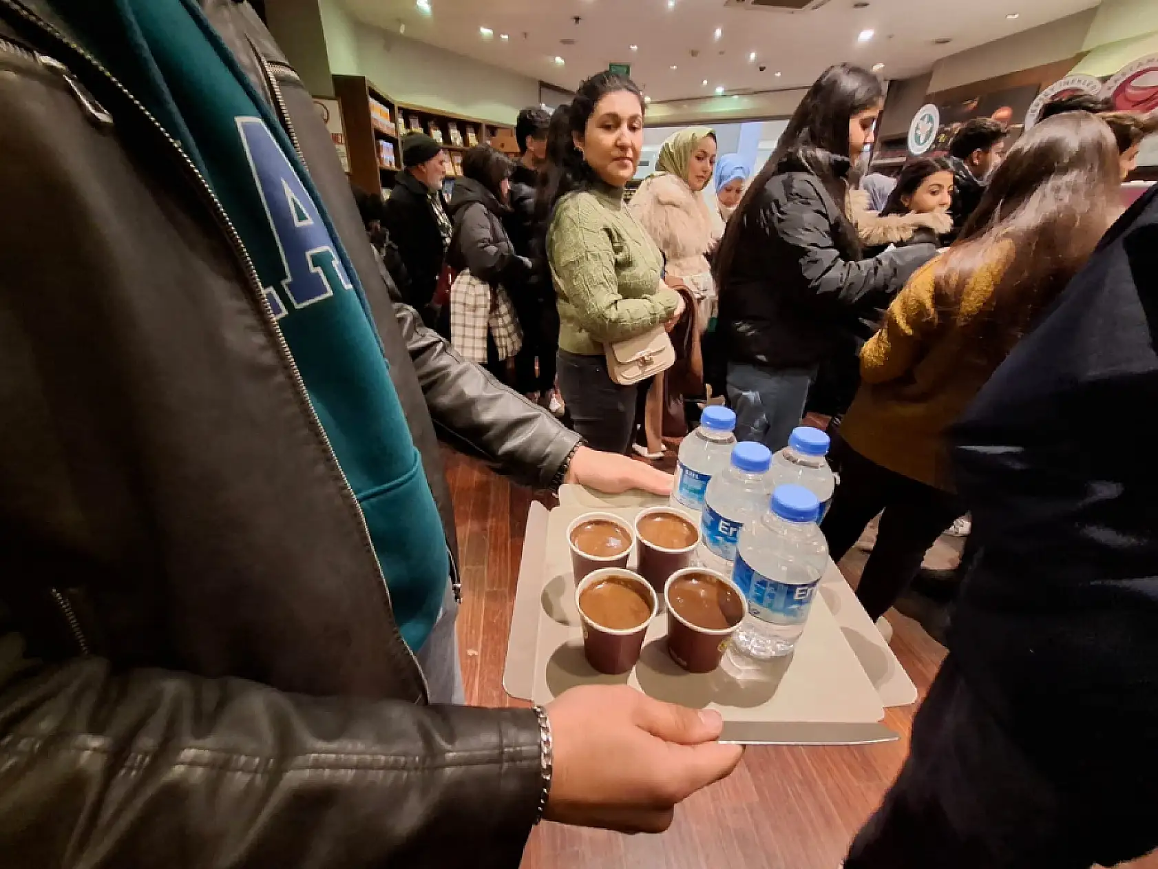 Kayseri'de uzun kuyruklar oluştu...