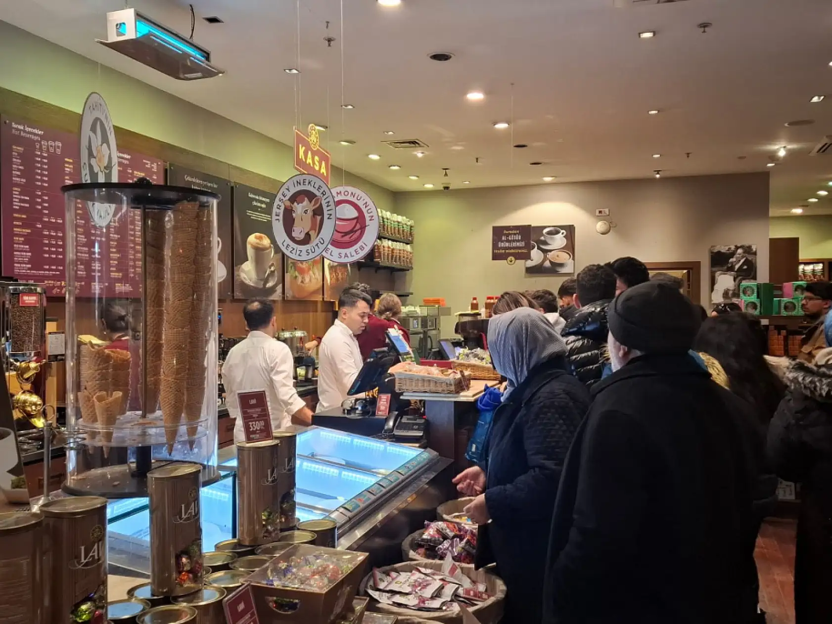 Kayseri'de uzun kuyruklar oluştu...