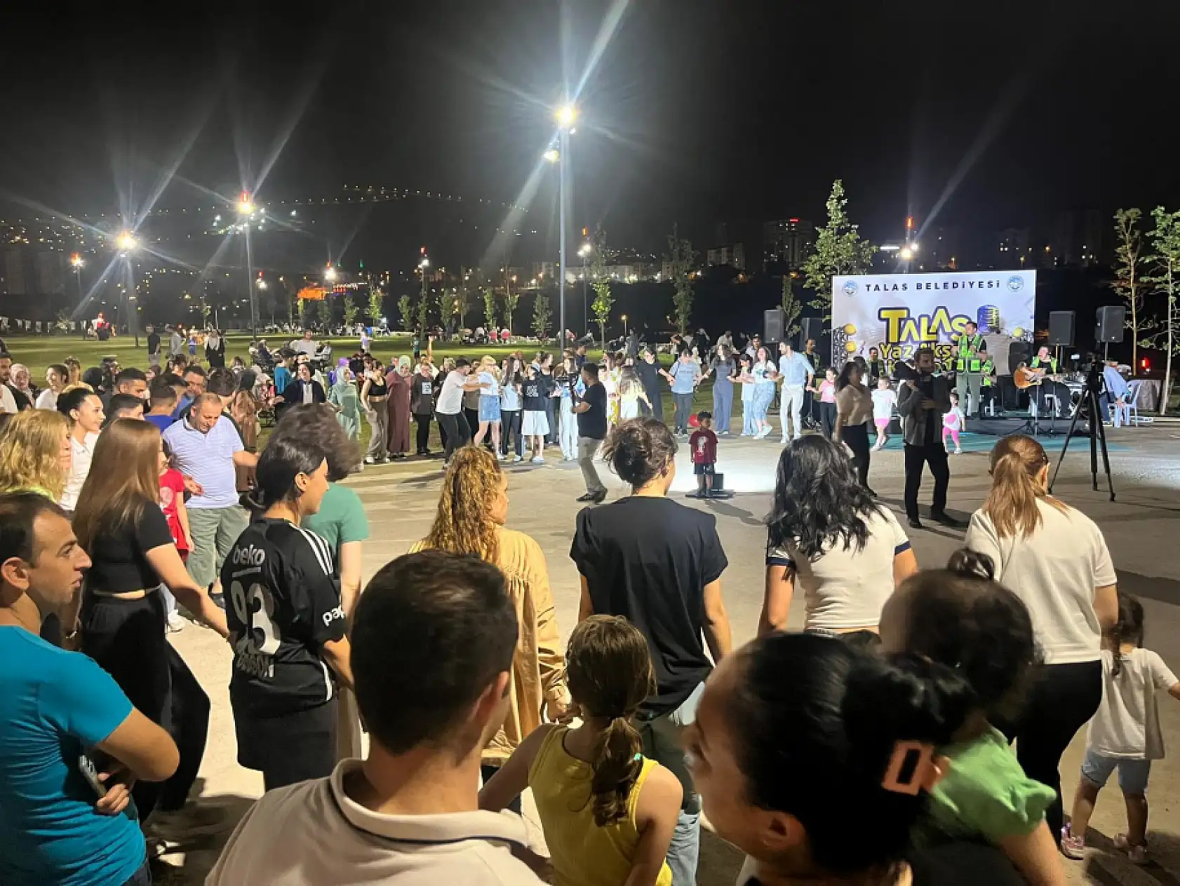 Talas Millet Bahçesi'nde Grup Şantiye rüzgarı: Halay çektiler, çiftetelli oynadılar!