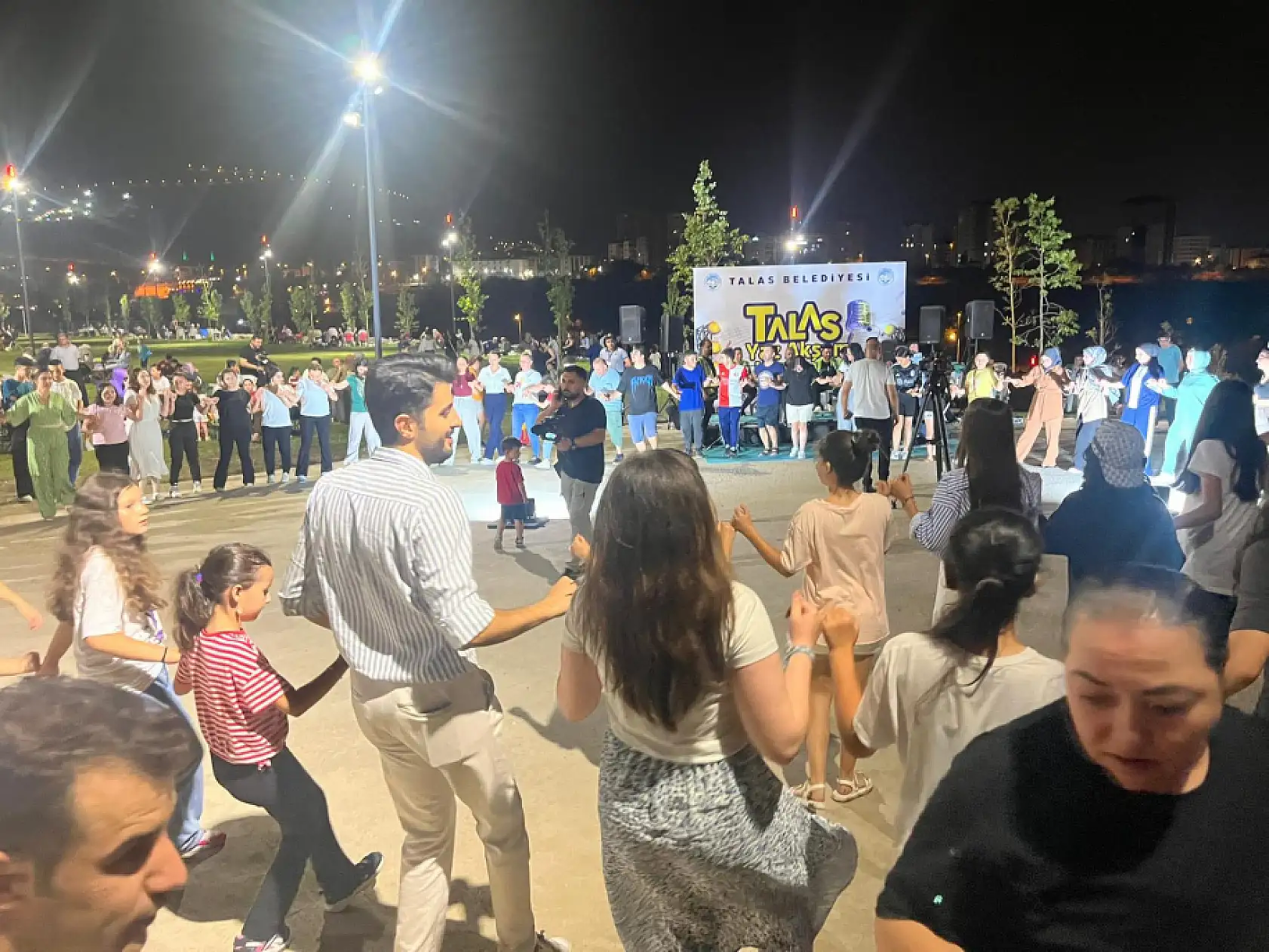 Talas Millet Bahçesi'nde Grup Şantiye rüzgarı: Halay çektiler, çiftetelli oynadılar!