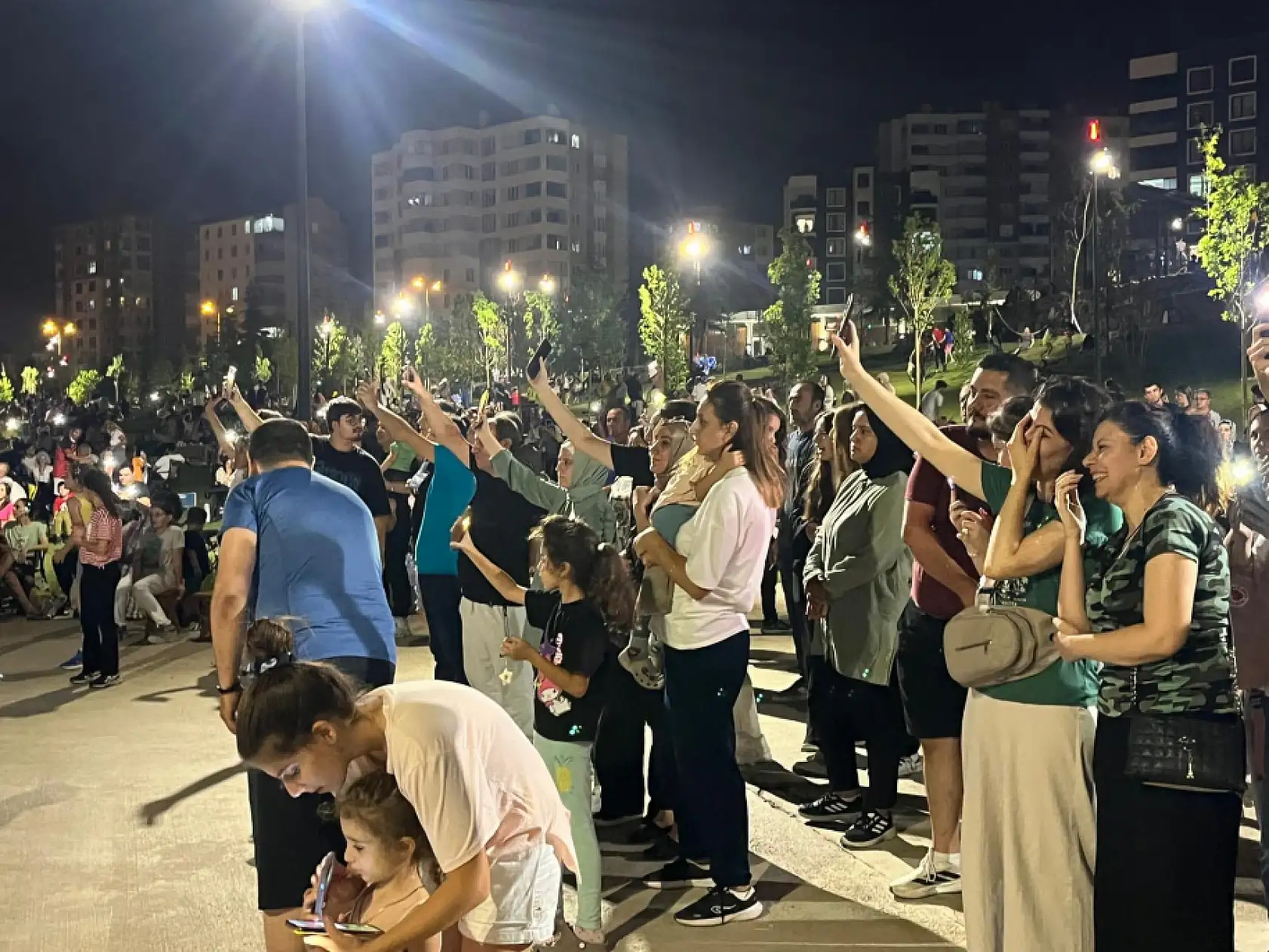 Talas Millet Bahçesi'nde Grup Şantiye rüzgarı: Halay çektiler, çiftetelli oynadılar!