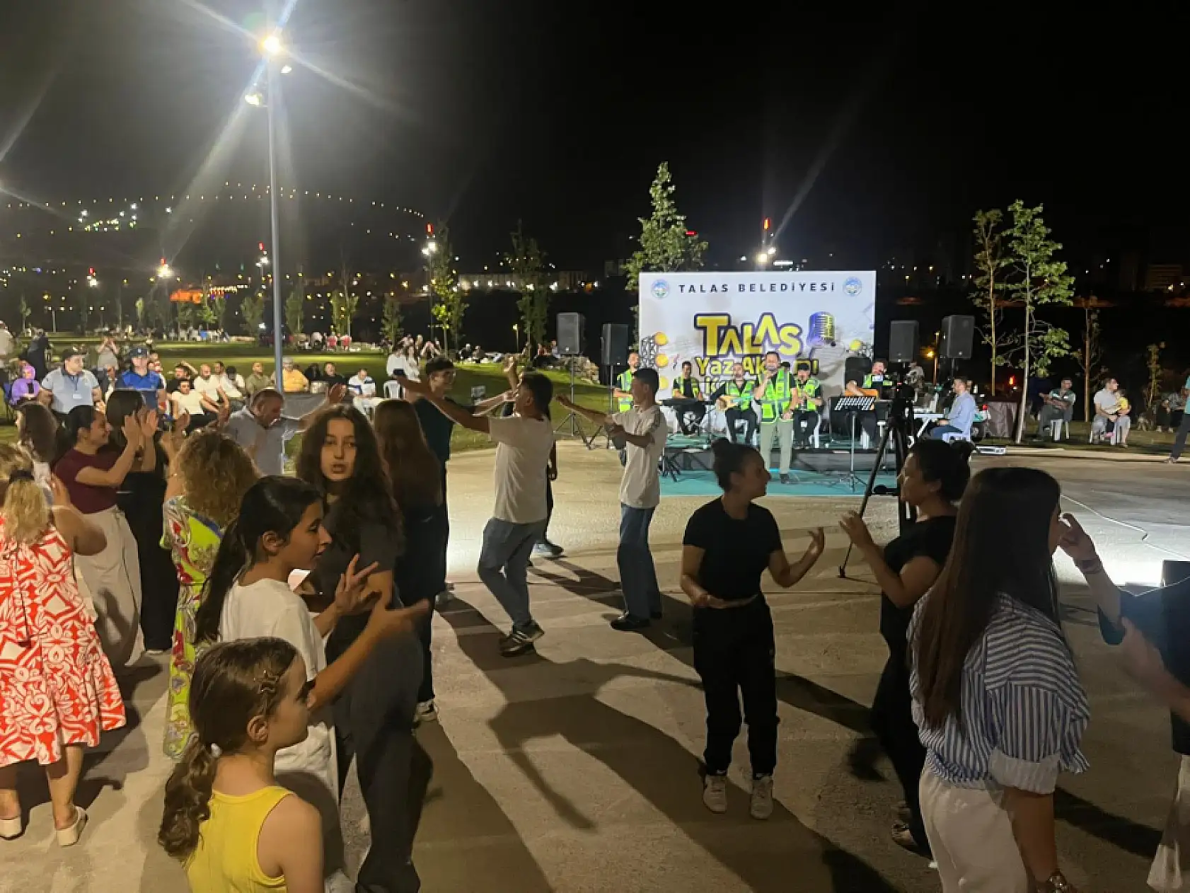 Talas Millet Bahçesi'nde Grup Şantiye rüzgarı: Halay çektiler, çiftetelli oynadılar!