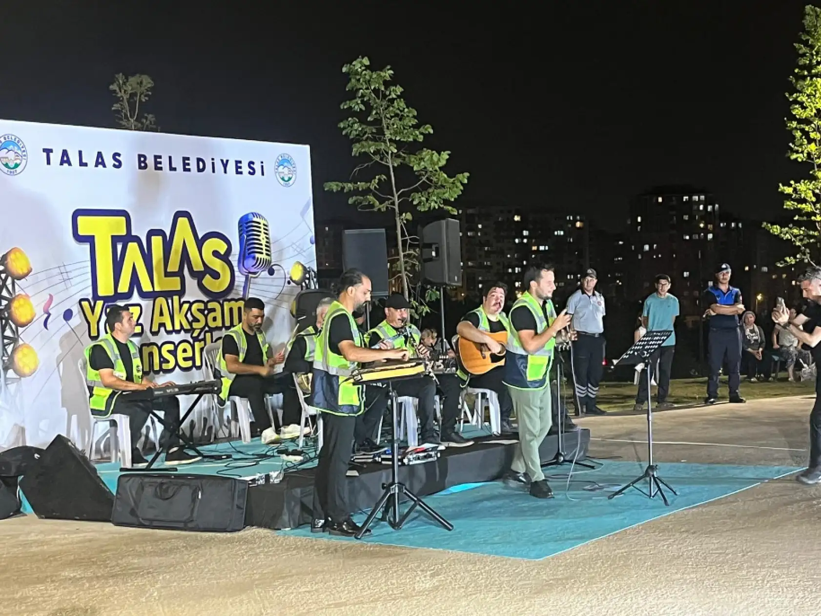 Talas Millet Bahçesi'nde Grup Şantiye rüzgarı: Halay çektiler, çiftetelli oynadılar!