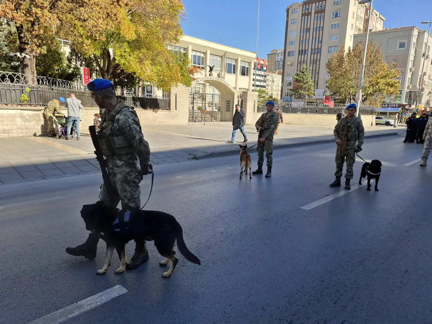 Cumhuriyet Meydanı kapatıldı- Kayserililer dikkat!