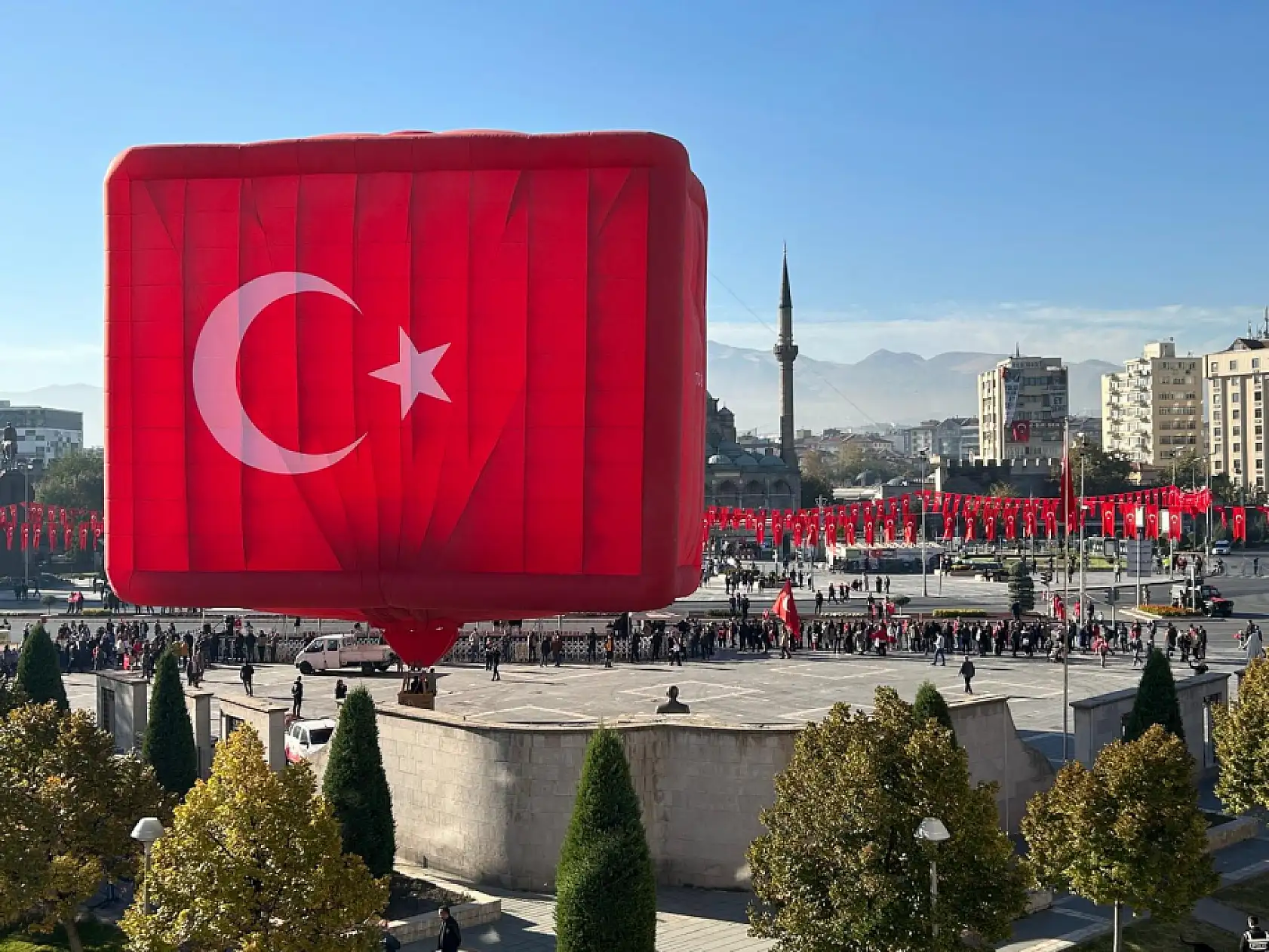 Cumhuriyet Meydanı'nda Türk Bayraklı devasa balon!