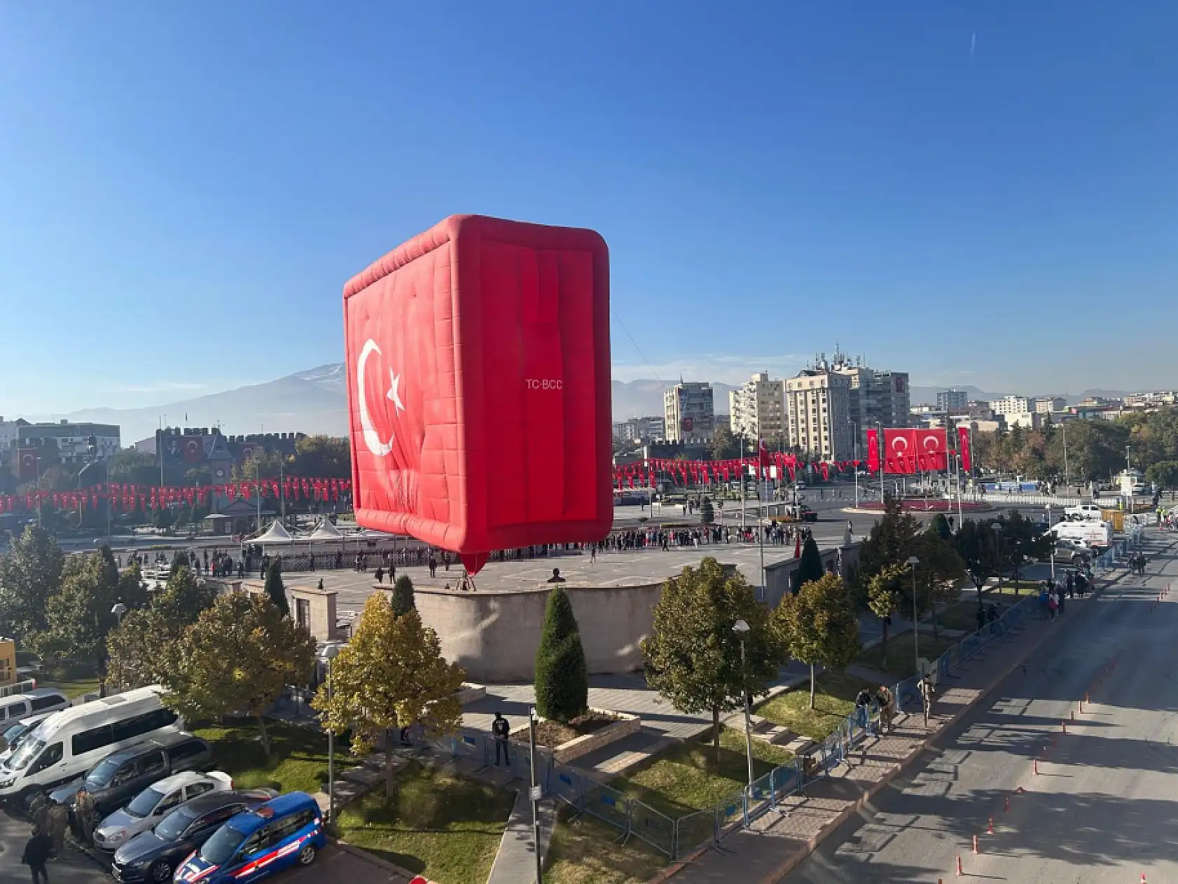 Cumhuriyet Meydanı'nda Türk Bayraklı devasa balon!
