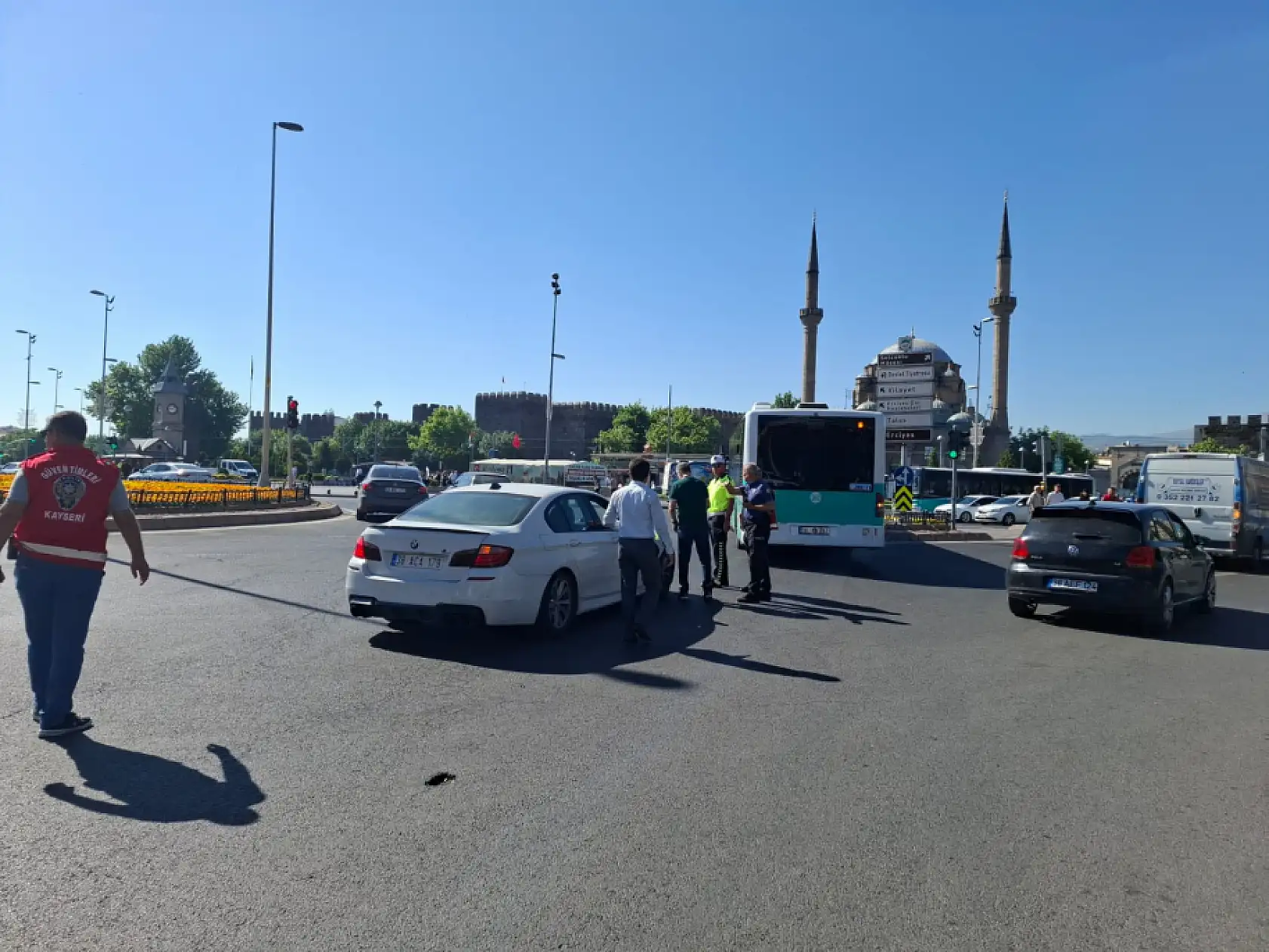 Cumhuriyet Meydanı'nda korkutan kaza! Trafik felç oldu, polis harekete geçti
