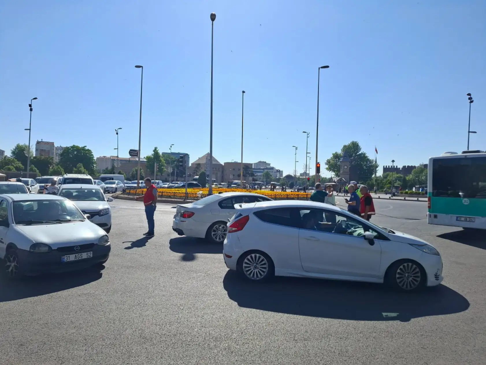 Cumhuriyet Meydanı'nda korkutan kaza! Trafik felç oldu, polis harekete geçti