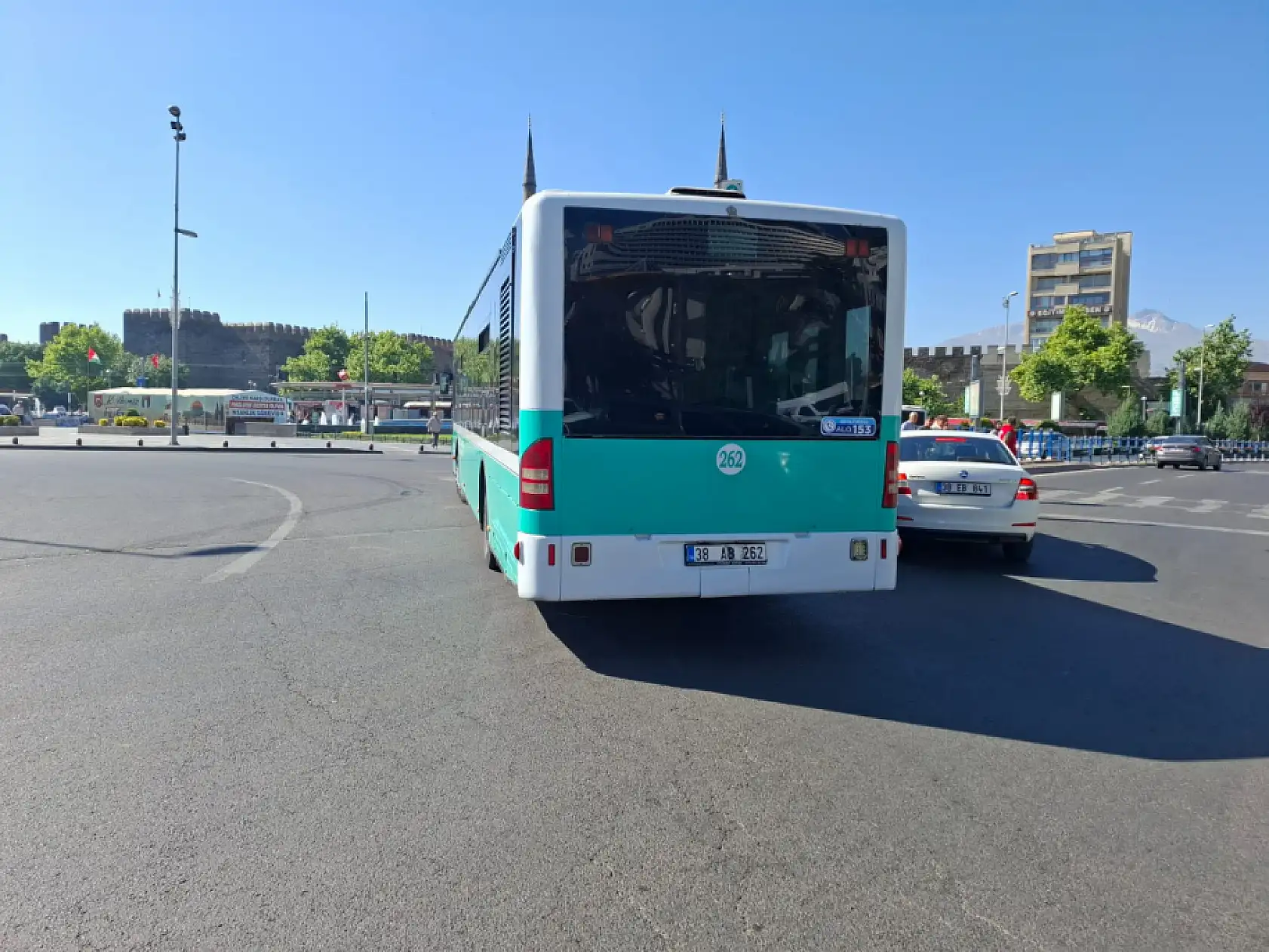Cumhuriyet Meydanı'nda korkutan kaza! Trafik felç oldu, polis harekete geçti