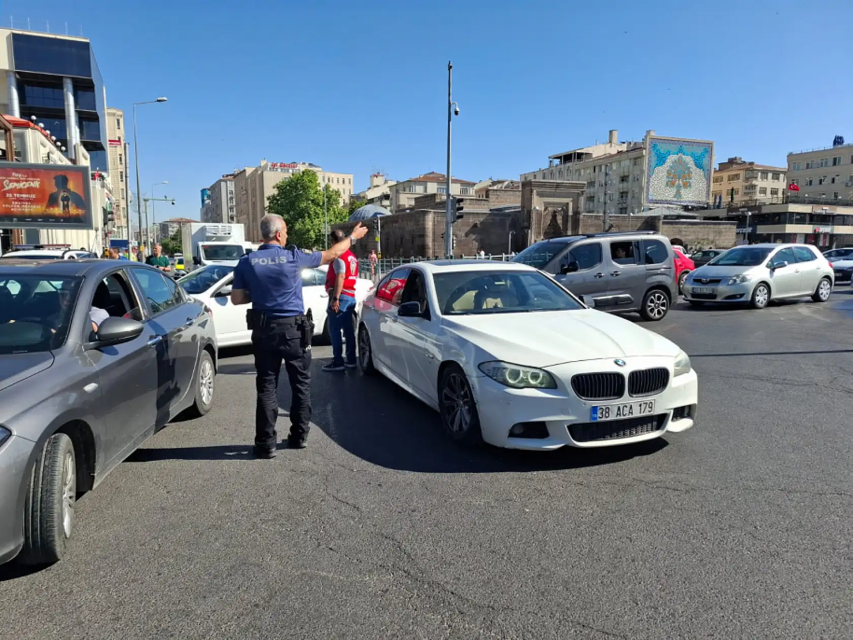 Cumhuriyet Meydanı'nda korkutan kaza! Trafik felç oldu, polis harekete geçti