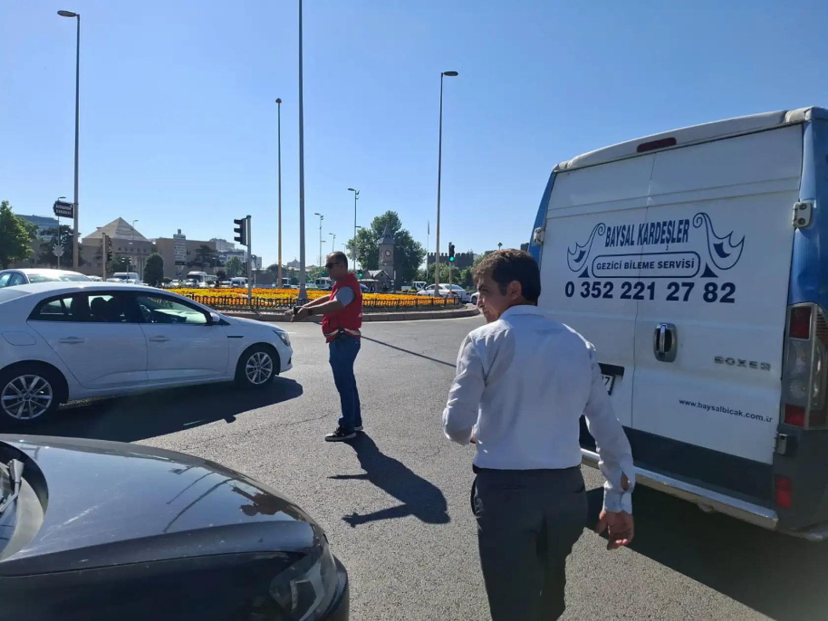 Cumhuriyet Meydanı'nda korkutan kaza! Trafik felç oldu, polis harekete geçti