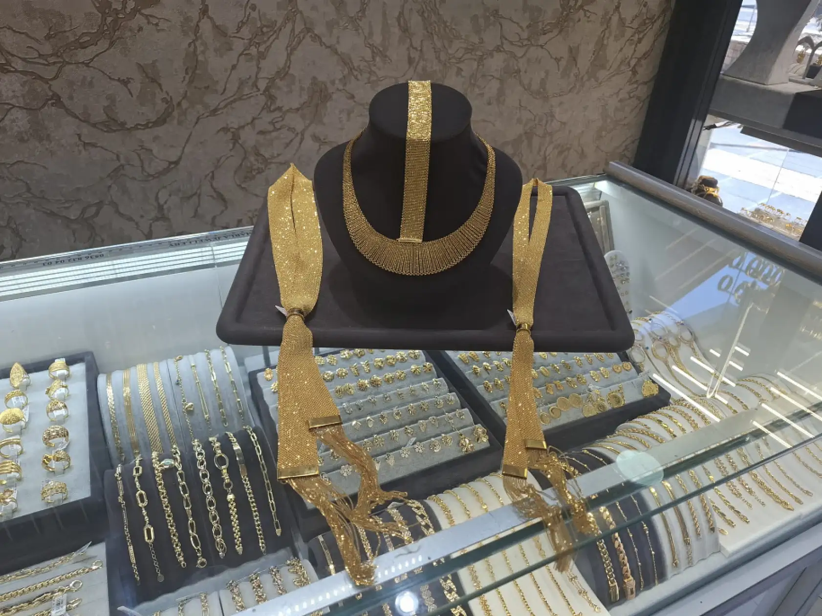 Kayseri'de moda değişti: Kızlar mutlu, erkekler kara kara düşünüyor!