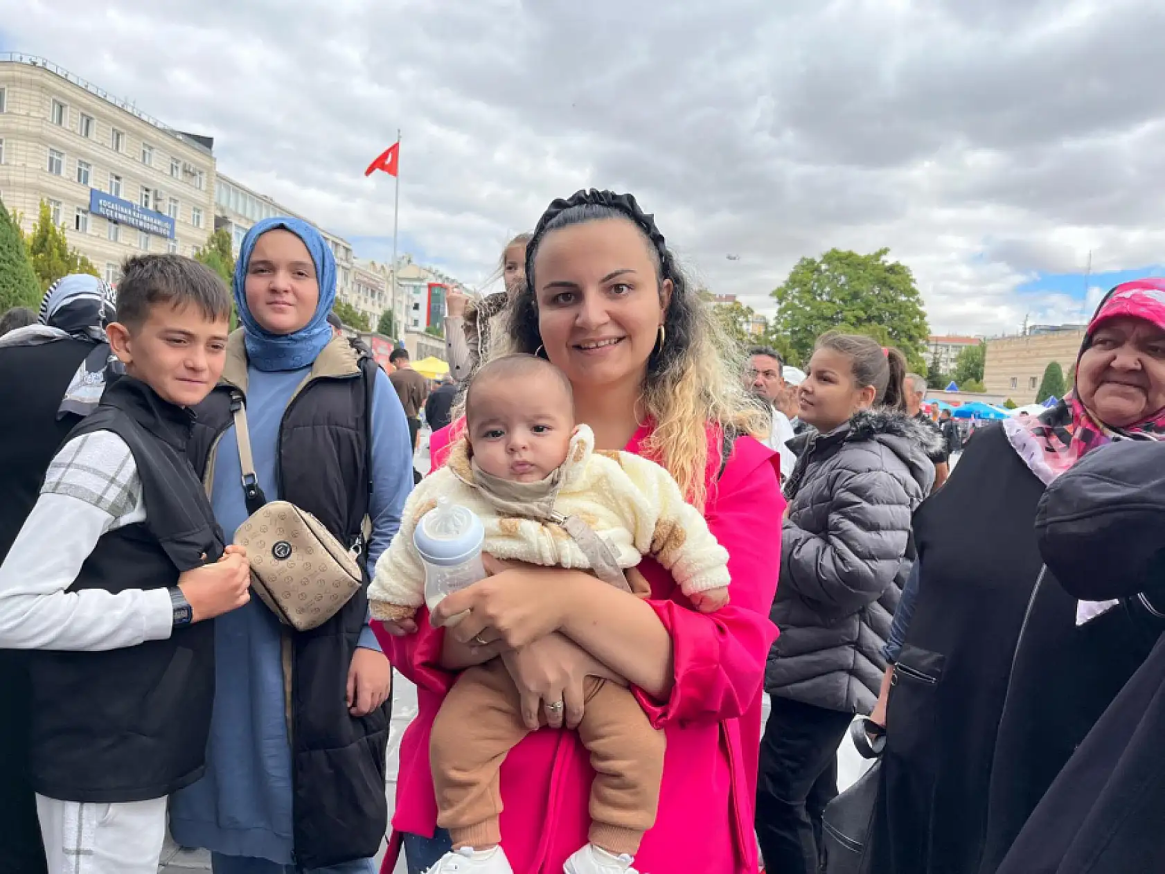 Kayseri Cumhuriyet Meydanı renkli görüntülere sahne oldu: İşte maratonun ilk gününden görüntüler!