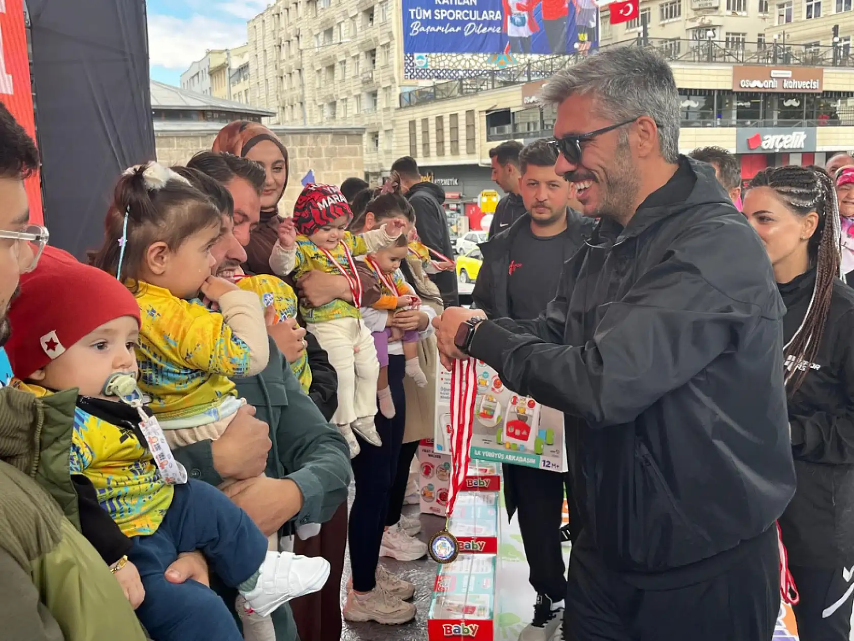 Kayseri Cumhuriyet Meydanı renkli görüntülere sahne oldu: İşte maratonun ilk gününden görüntüler!