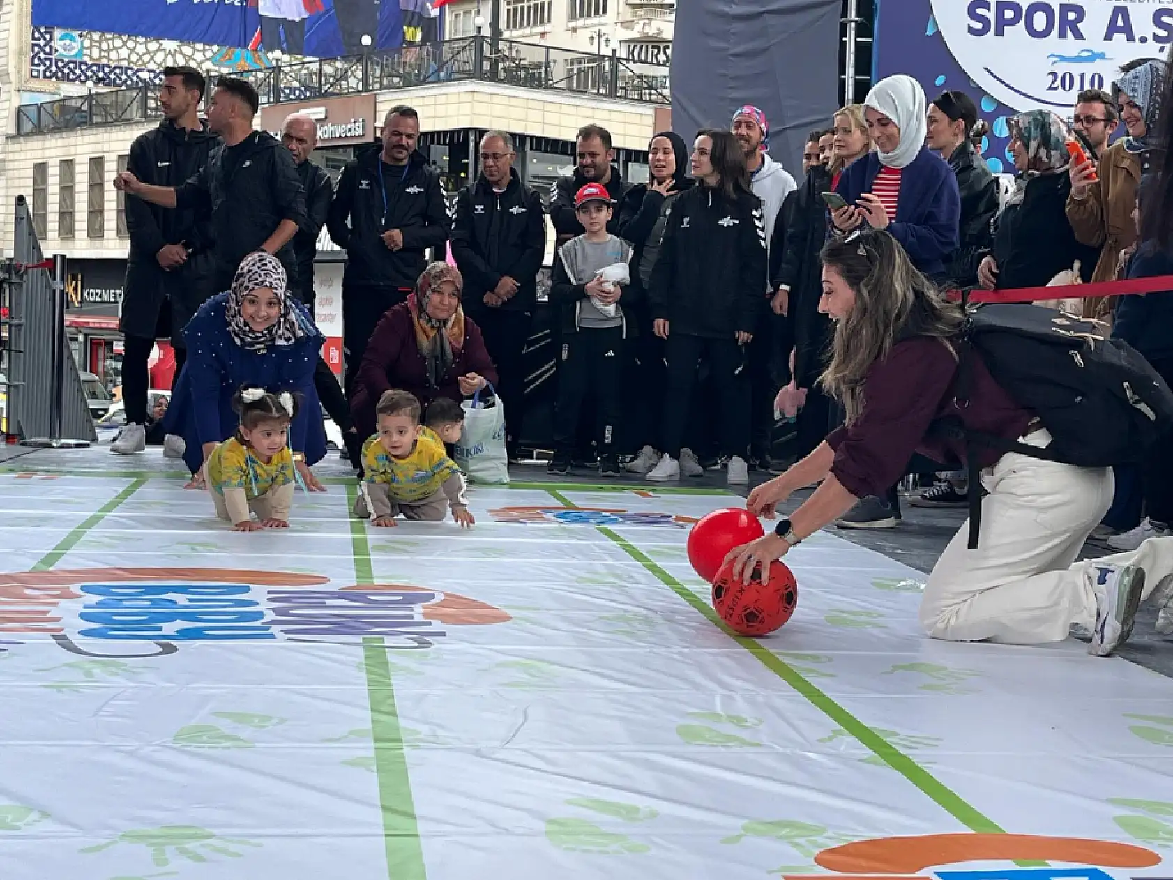 Kayseri Cumhuriyet Meydanı renkli görüntülere sahne oldu: İşte maratonun ilk gününden görüntüler!