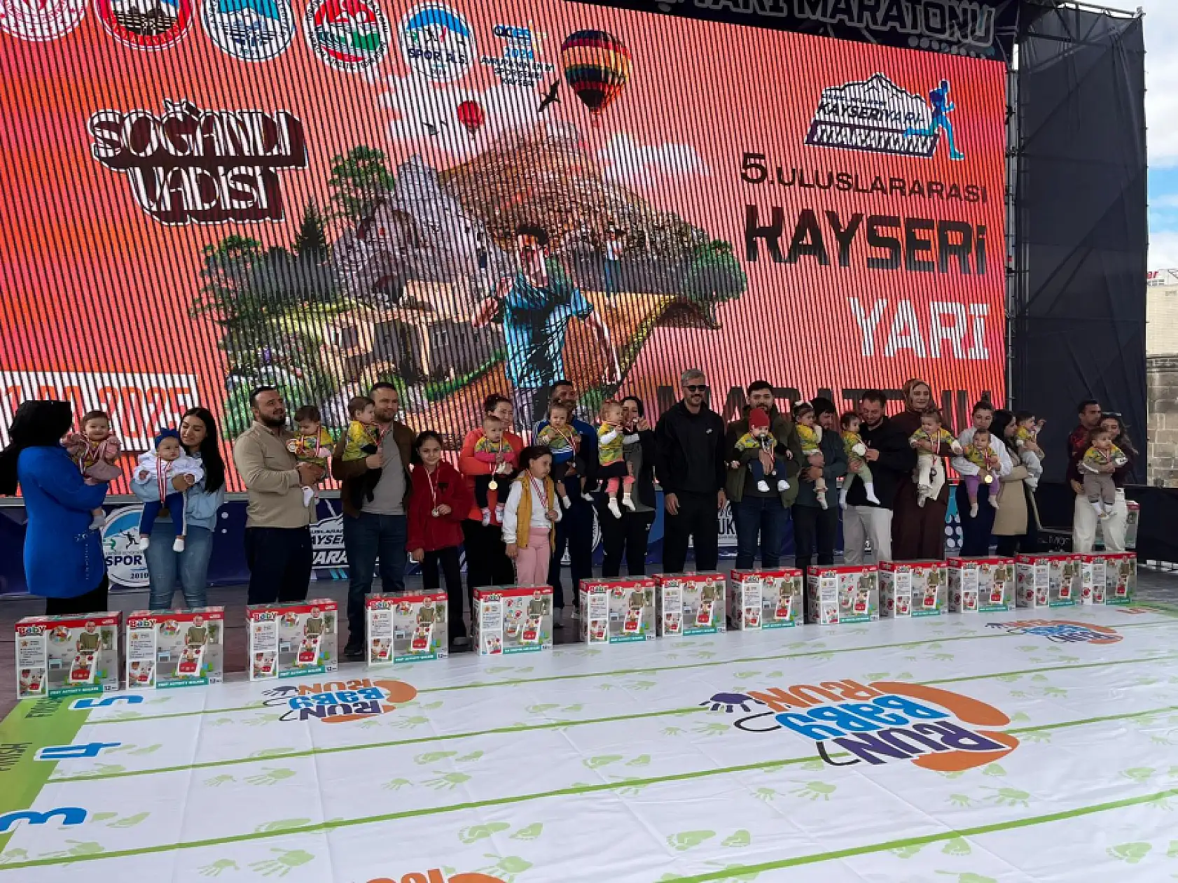 Kayseri Cumhuriyet Meydanı renkli görüntülere sahne oldu: İşte maratonun ilk gününden görüntüler!