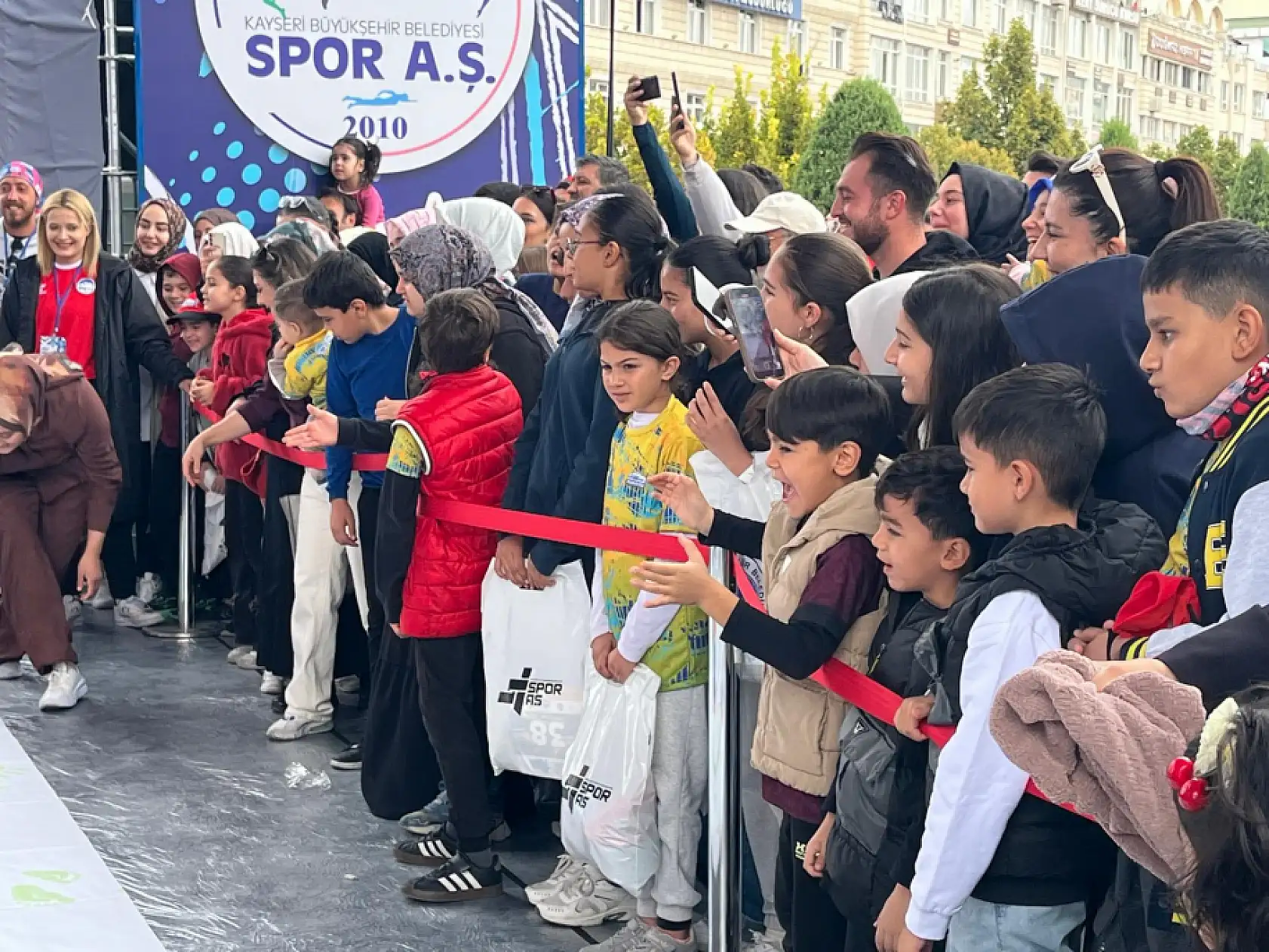 Kayseri Cumhuriyet Meydanı renkli görüntülere sahne oldu: İşte maratonun ilk gününden görüntüler!