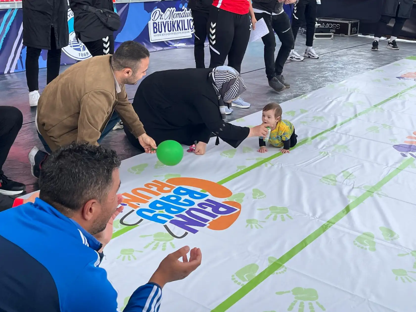Kayseri Cumhuriyet Meydanı renkli görüntülere sahne oldu: İşte maratonun ilk gününden görüntüler!