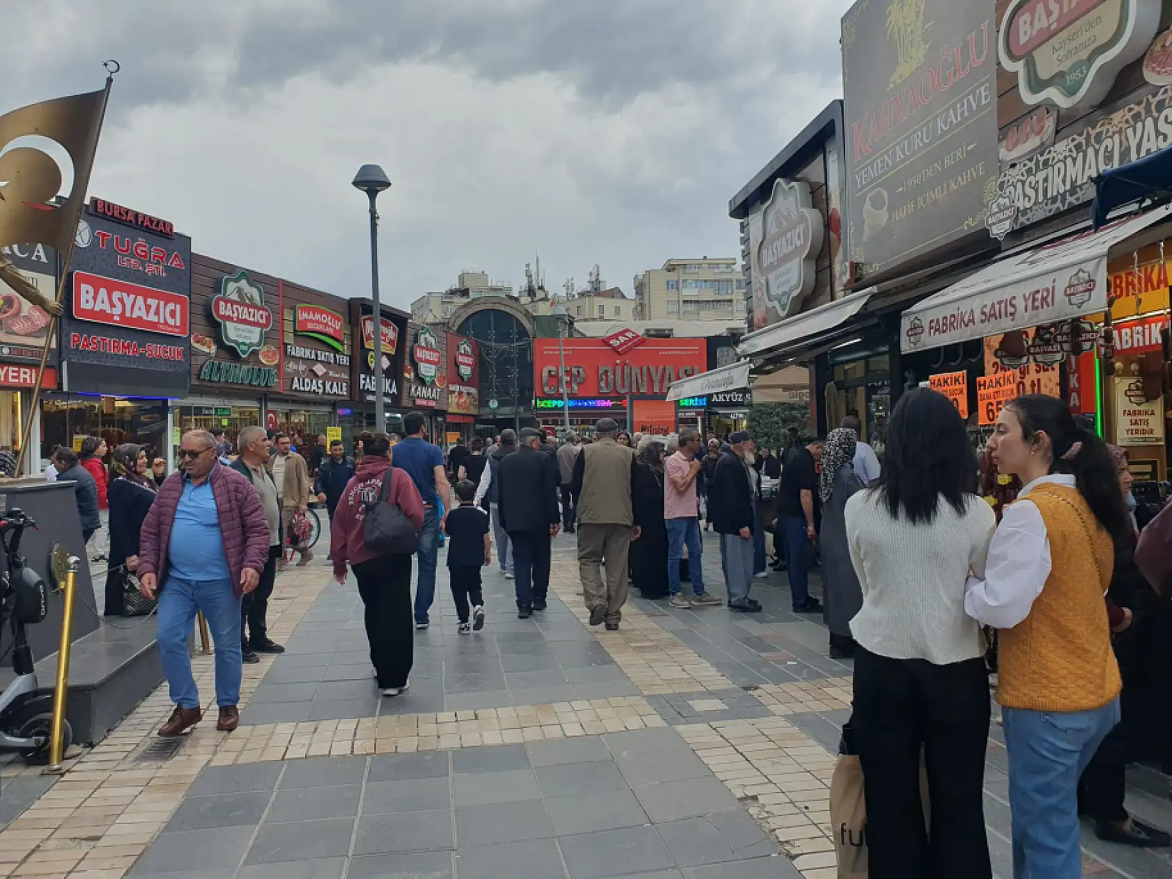 Kayseri'de bu kuyruk uzadıkça uzuyor, herkes kilo kilo alıyor!