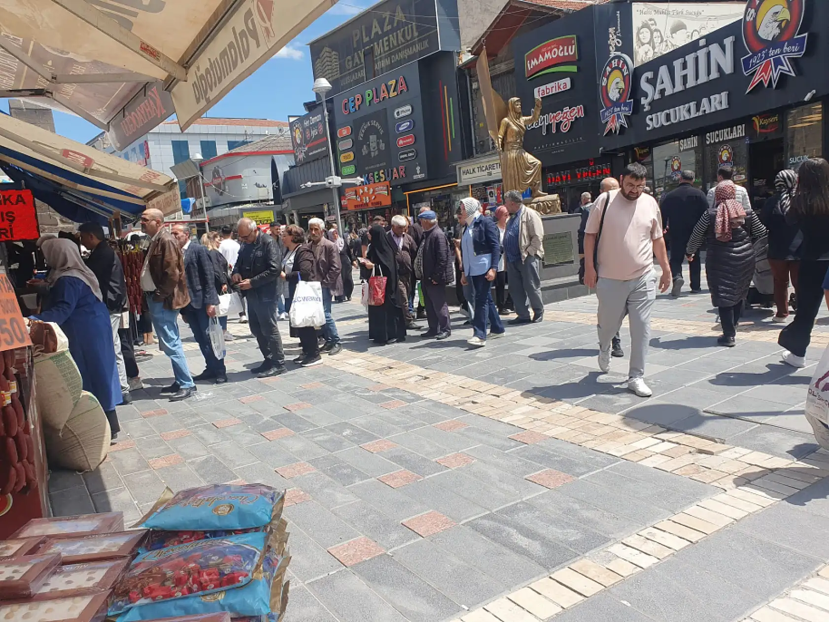 Kayseri'de bu kuyruk uzadıkça uzuyor, herkes kilo kilo alıyor!