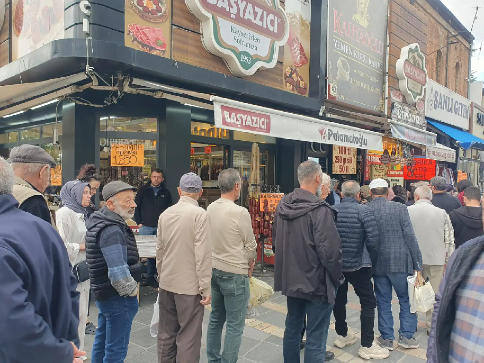 Kayseri'de bu kuyruk uzadıkça uzuyor, herkes kilo kilo alıyor!