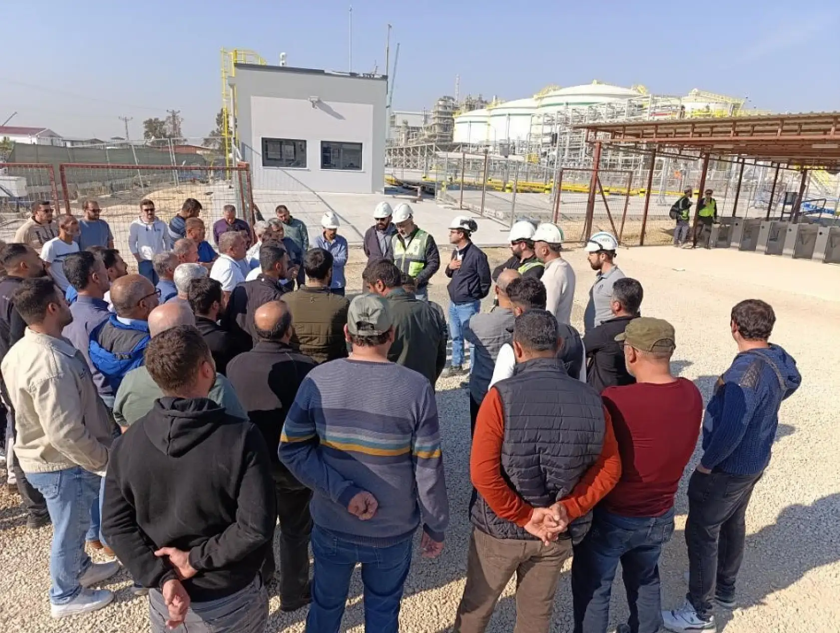 İşçilerin 'maaş' gerginliği - İş makinesinin önünü kestiler!