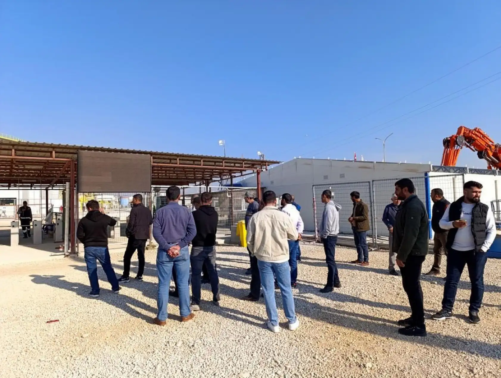 İşçilerin 'maaş' gerginliği - İş makinesinin önünü kestiler!