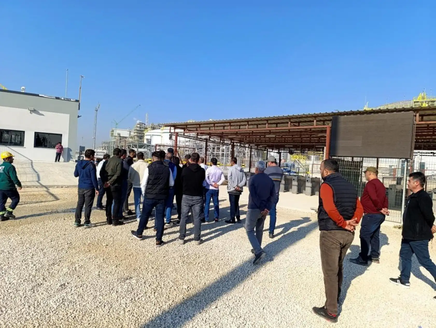 İşçilerin 'maaş' gerginliği - İş makinesinin önünü kestiler!