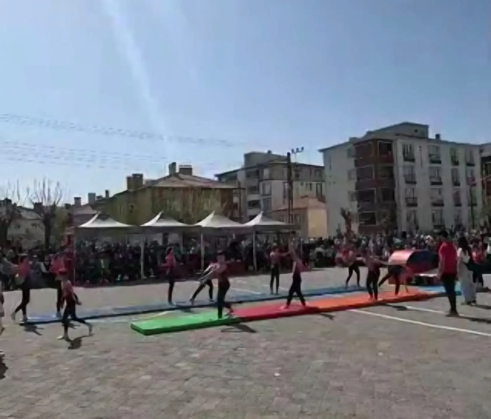 Minikler sahneye çıktı, Develi alkışlarla yankılandı!