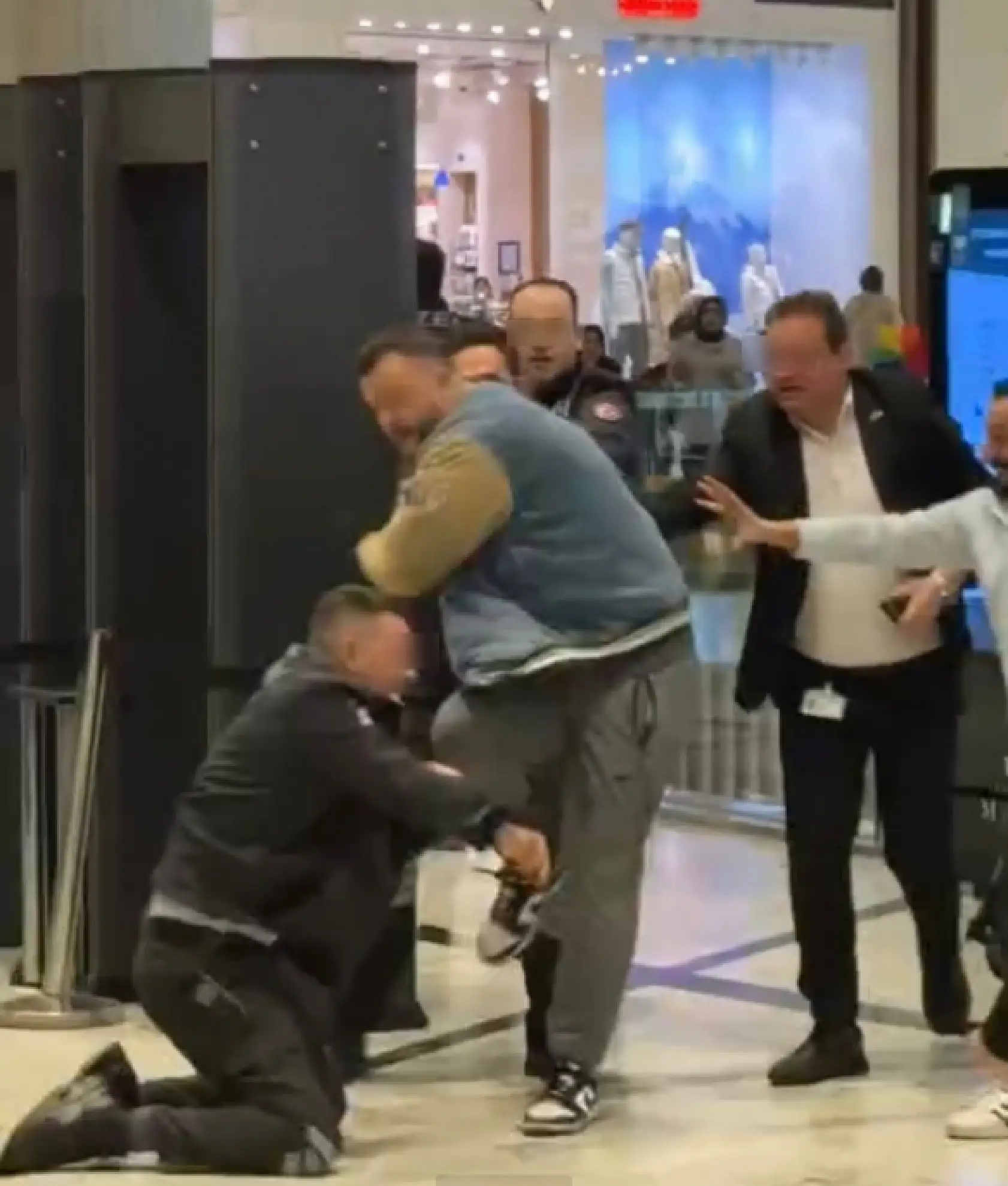 Güvenlik görevlisinden ilginç hamle - Köpek de şaştı kaldı!