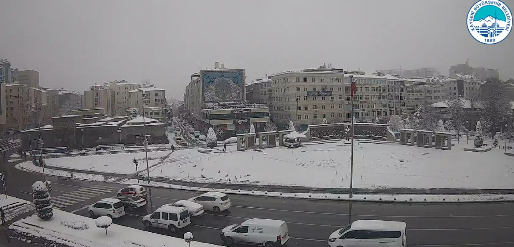 Kayseri yeniden beyaz örtüye büründü: İşte şehir kameralarına yansıyan görüntüler!