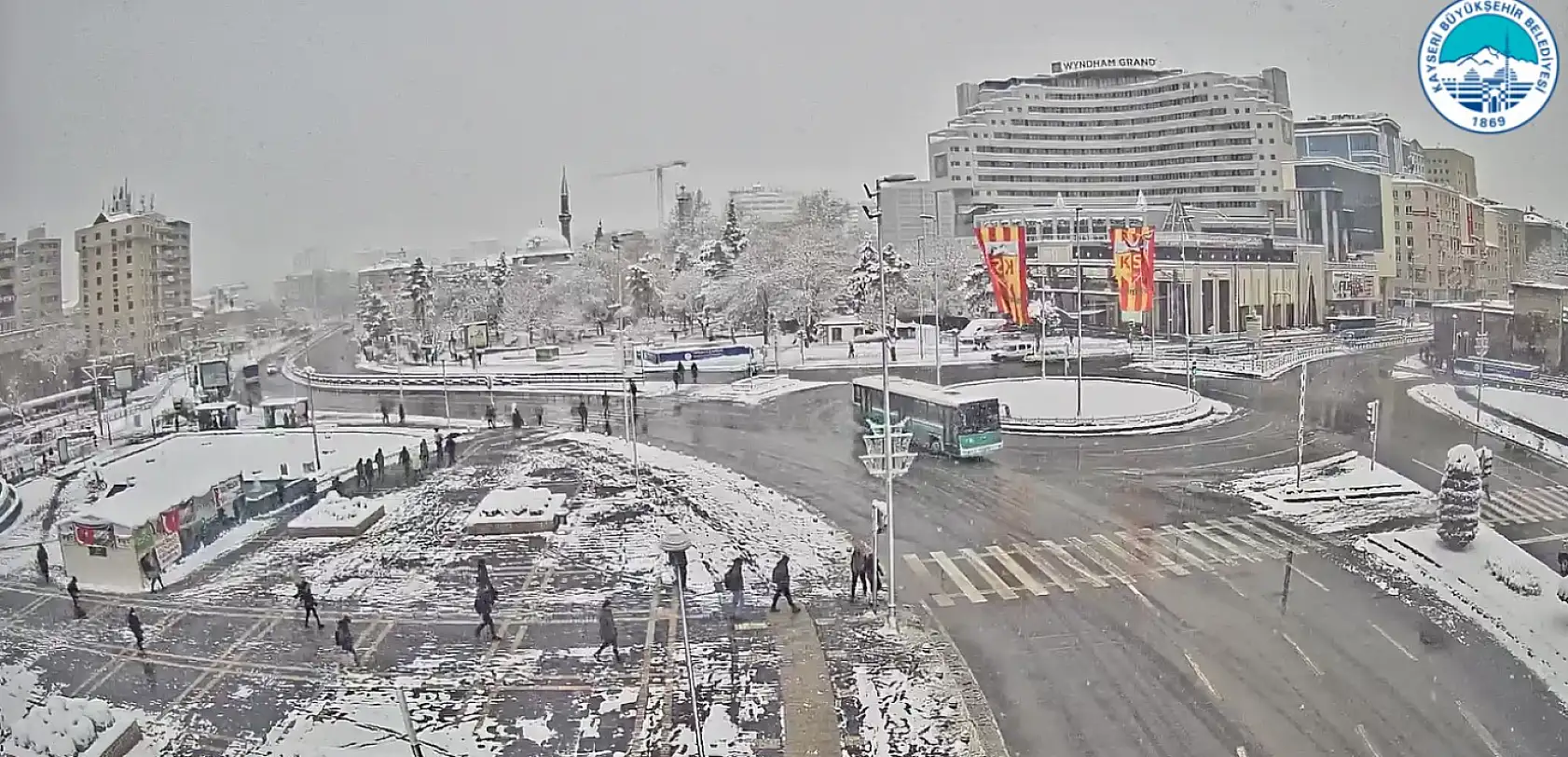 Kayseri yeniden beyaz örtüye büründü: İşte şehir kameralarına yansıyan görüntüler!