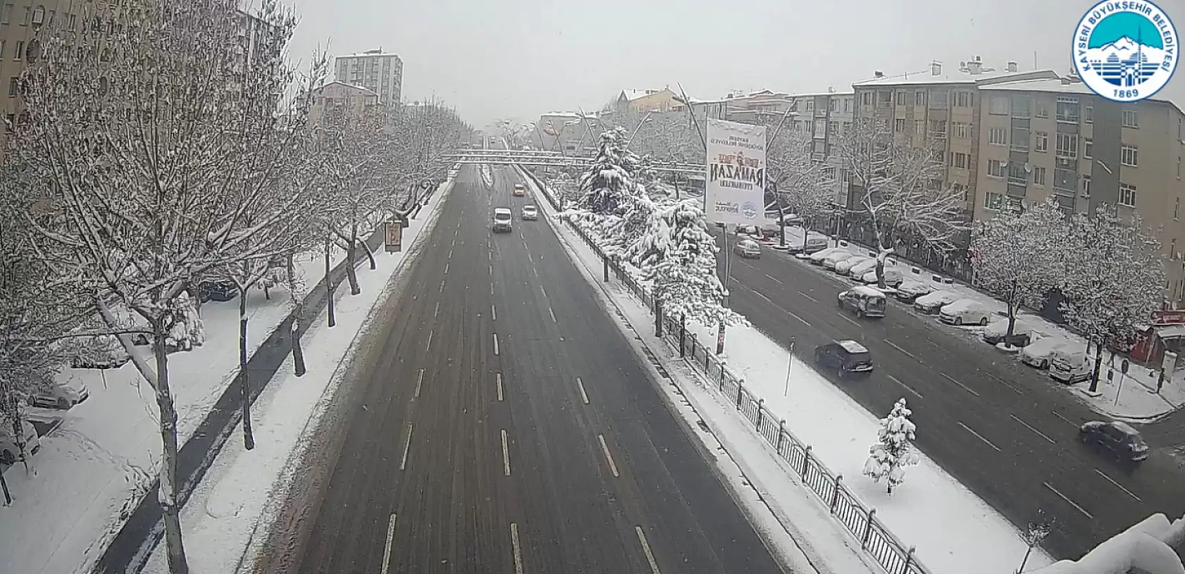 Kayseri yeniden beyaz örtüye büründü: İşte şehir kameralarına yansıyan görüntüler!